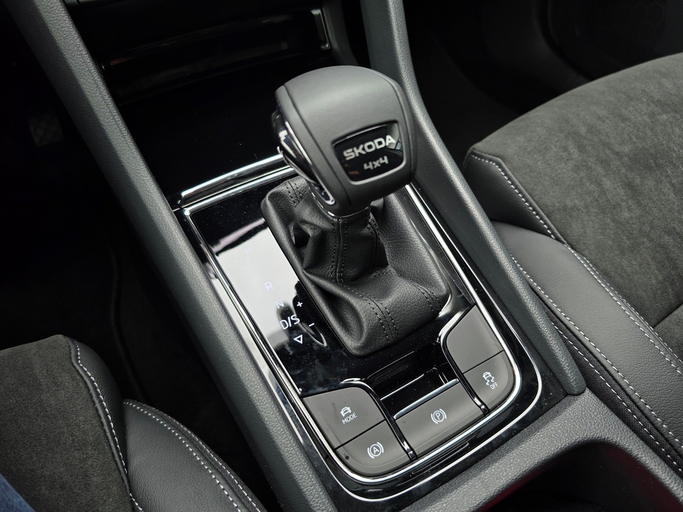 SKODA Karoq 2.0 TDI CR Dynamic 4x4 DSG-image-13