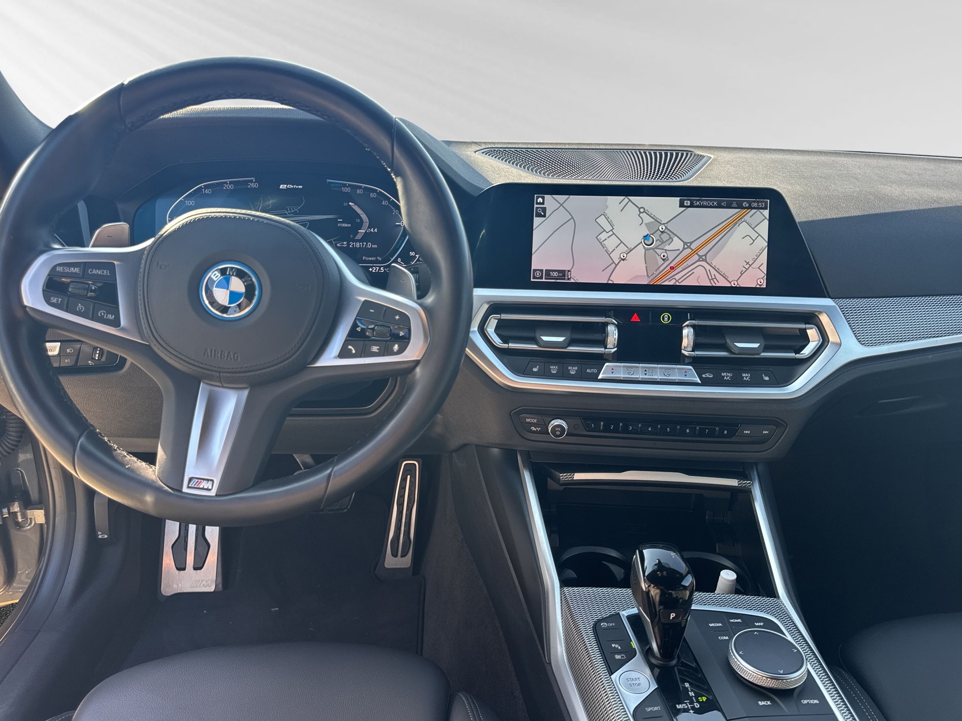 BMW 330e xDrive Pure M Sport Steptronic-image-6