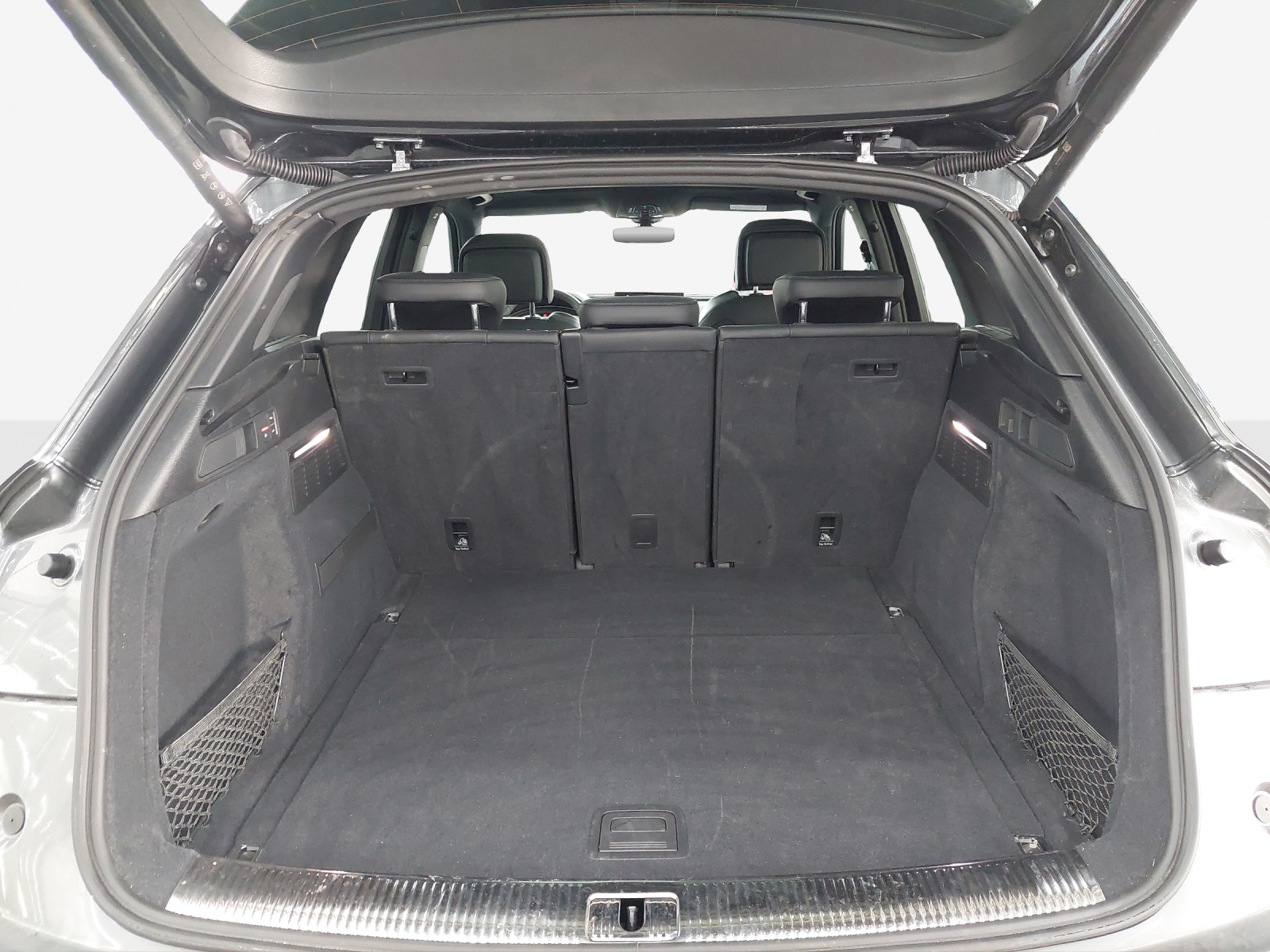 AUDI Q5 40 TDI Black Edition quattro S-tronic-image-12