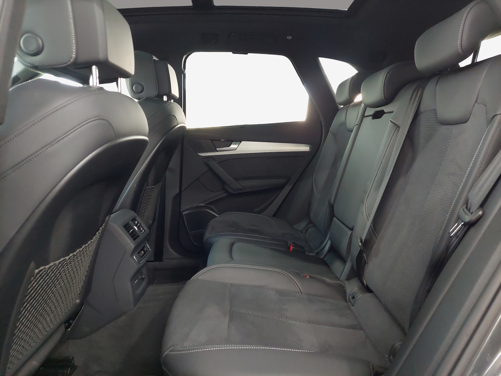 AUDI Q5 40 TDI Black Edition quattro S-tronic-image-11
