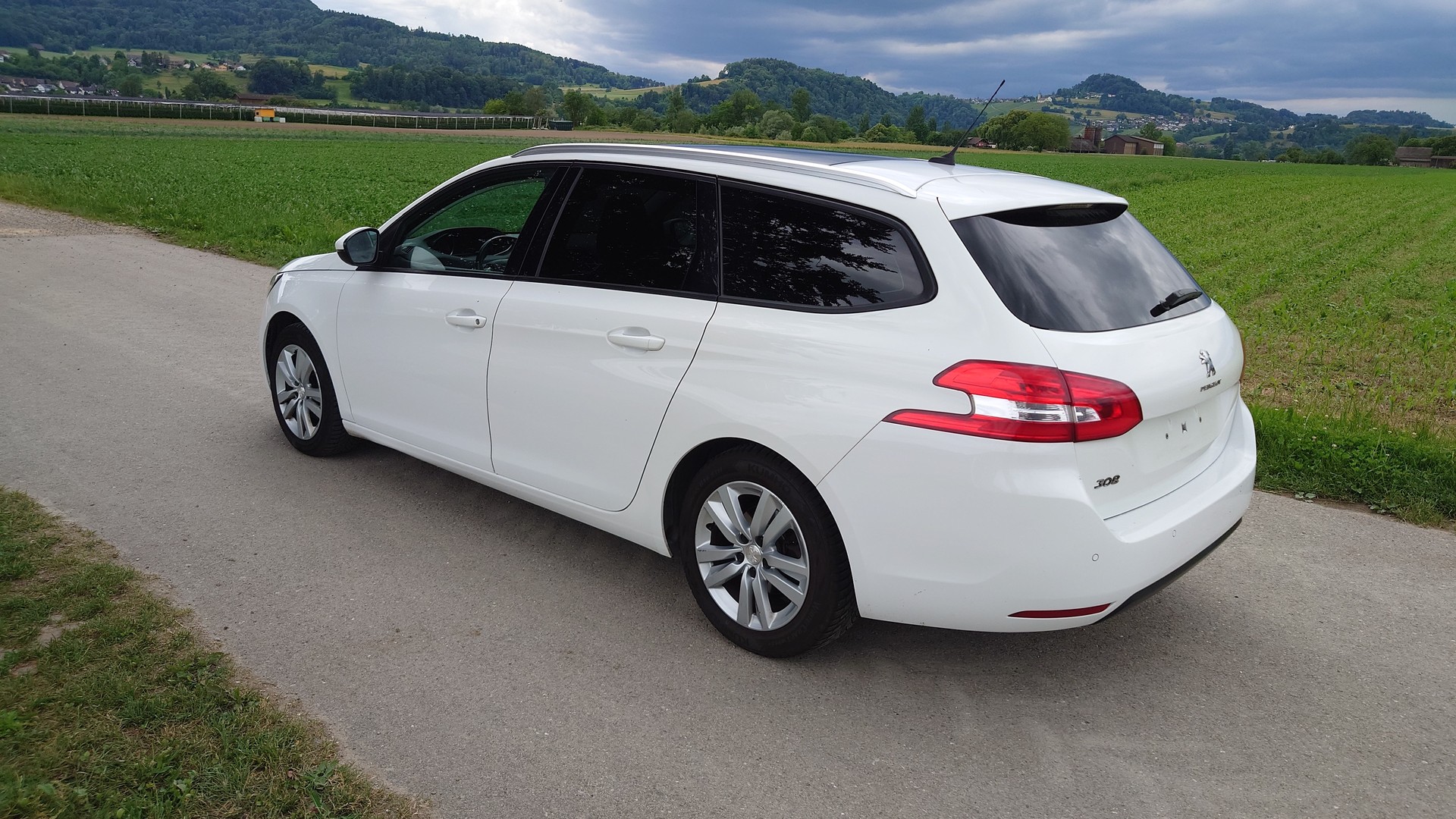 PEUGEOT 308 SW 1.5 BlueHDI Business Line EAT8-image-2