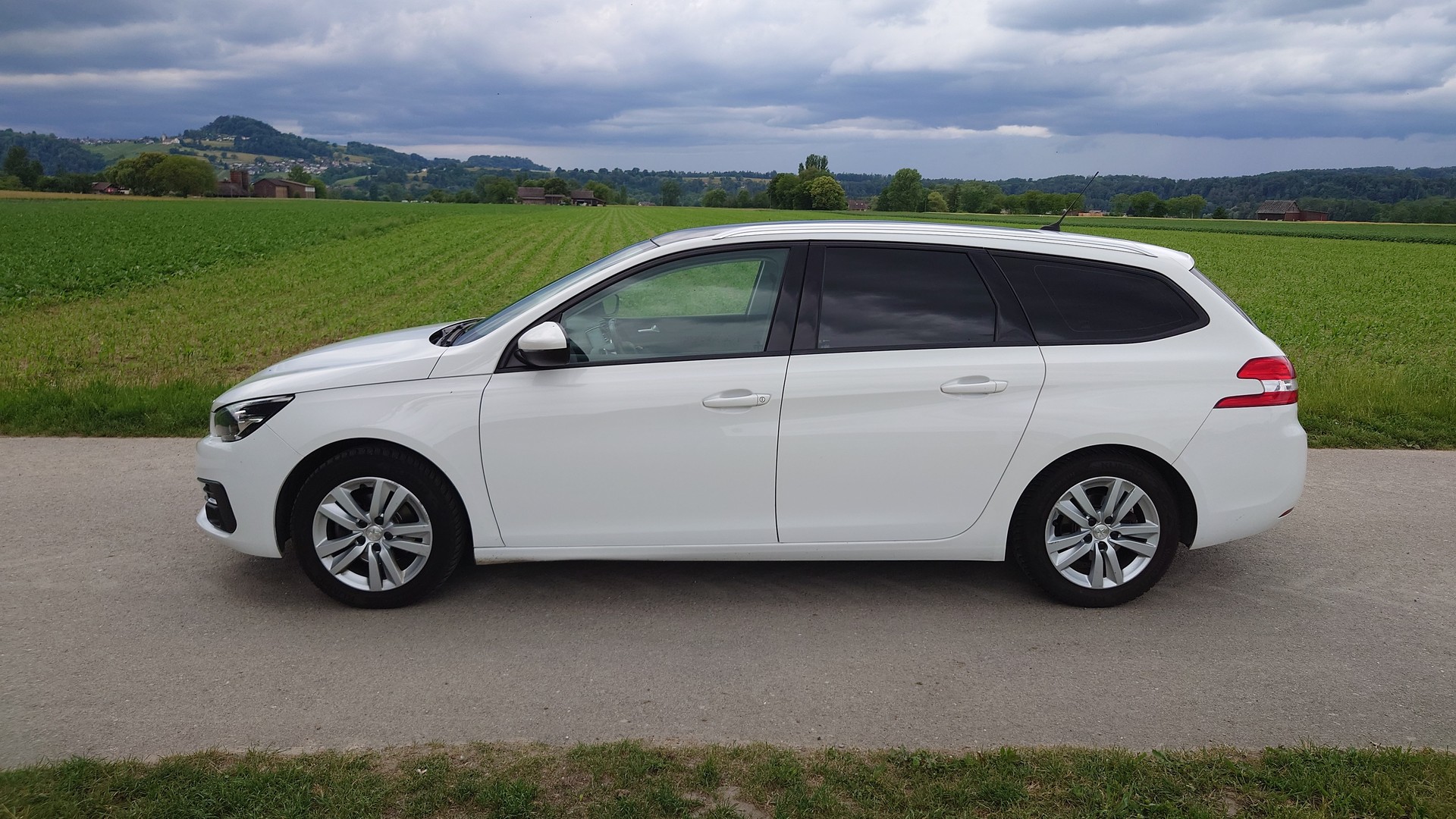 PEUGEOT 308 SW 1.5 BlueHDI Business Line EAT8-image-1