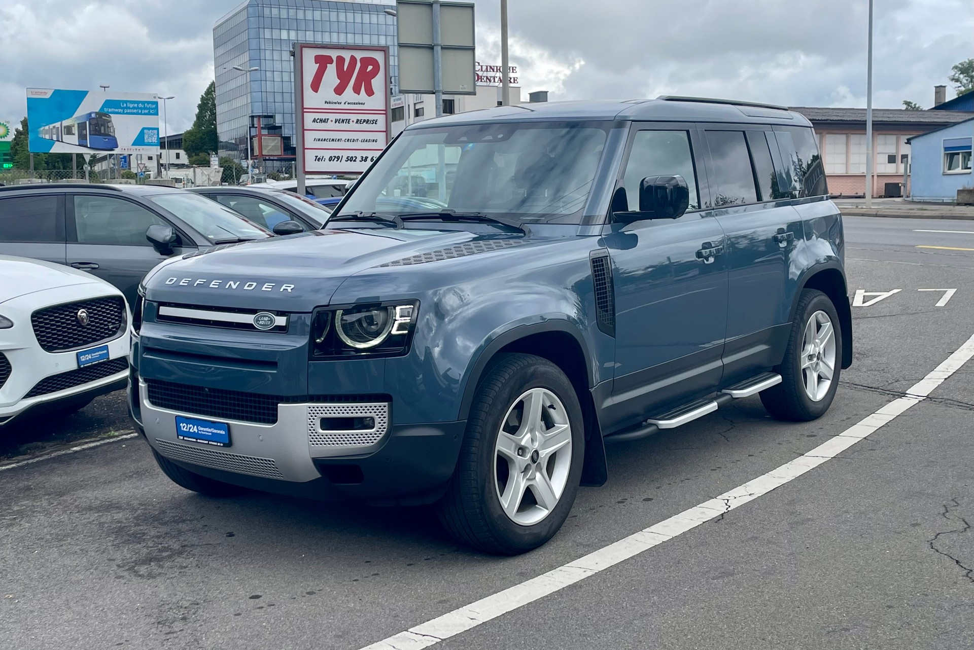 LAND ROVER Defender 110 3.0 D I6 300 X-Dynamic SE AWD AT8