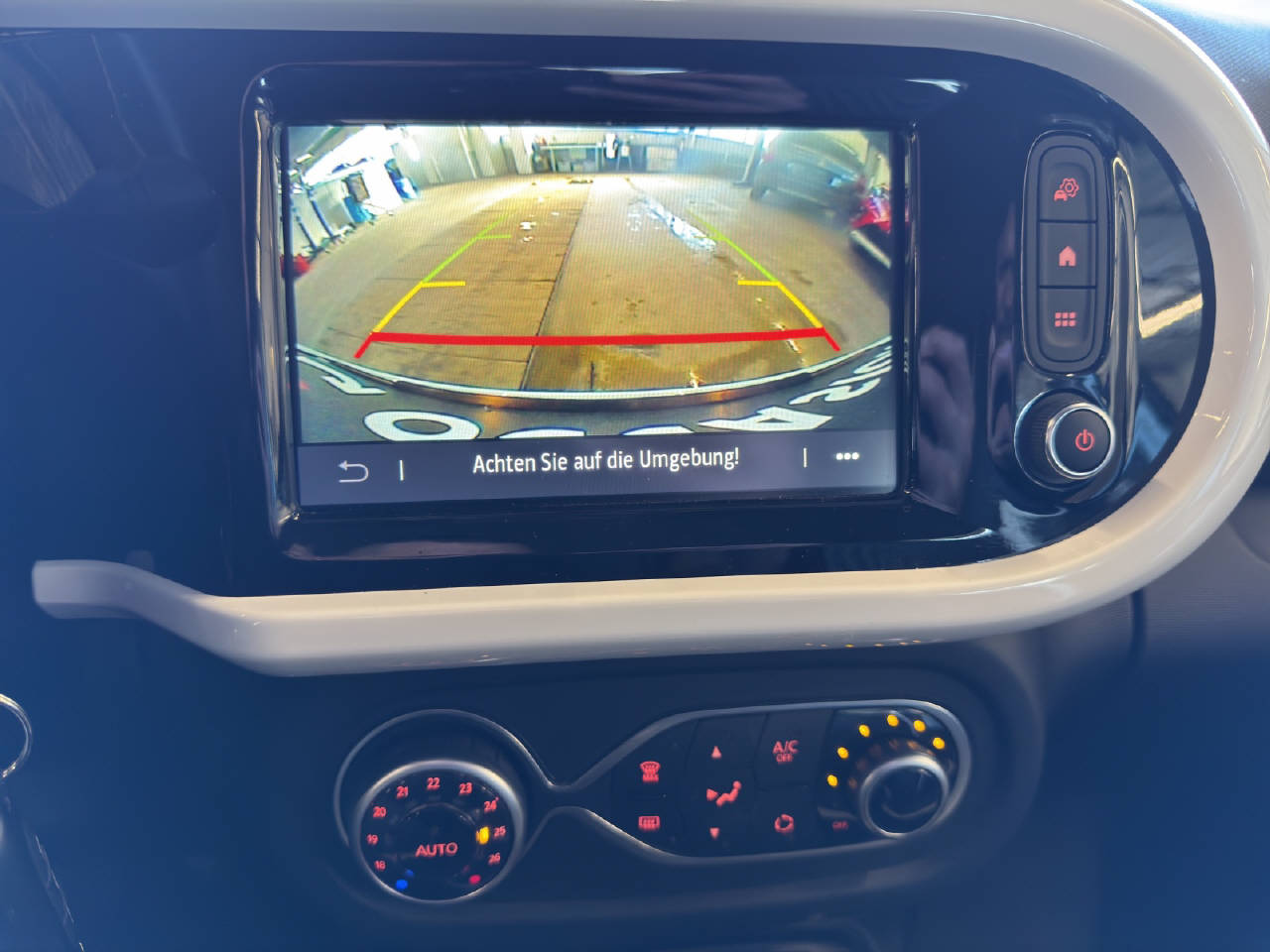 RENAULT Twingo 1.0 SCe 65 Intens-image-9