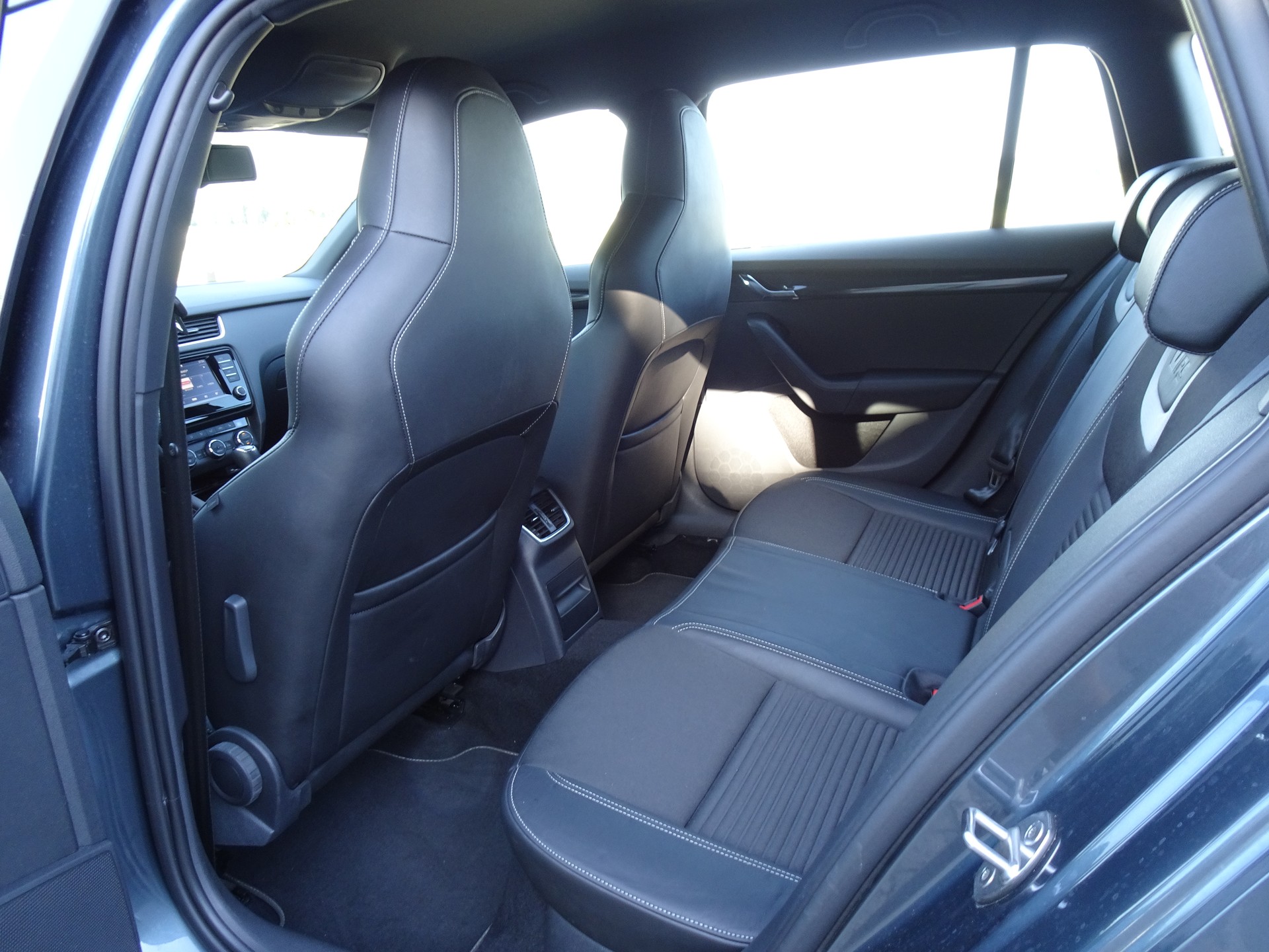 SKODA Octavia Combi 2.0 TDI RS 4x4 DSG-image-8