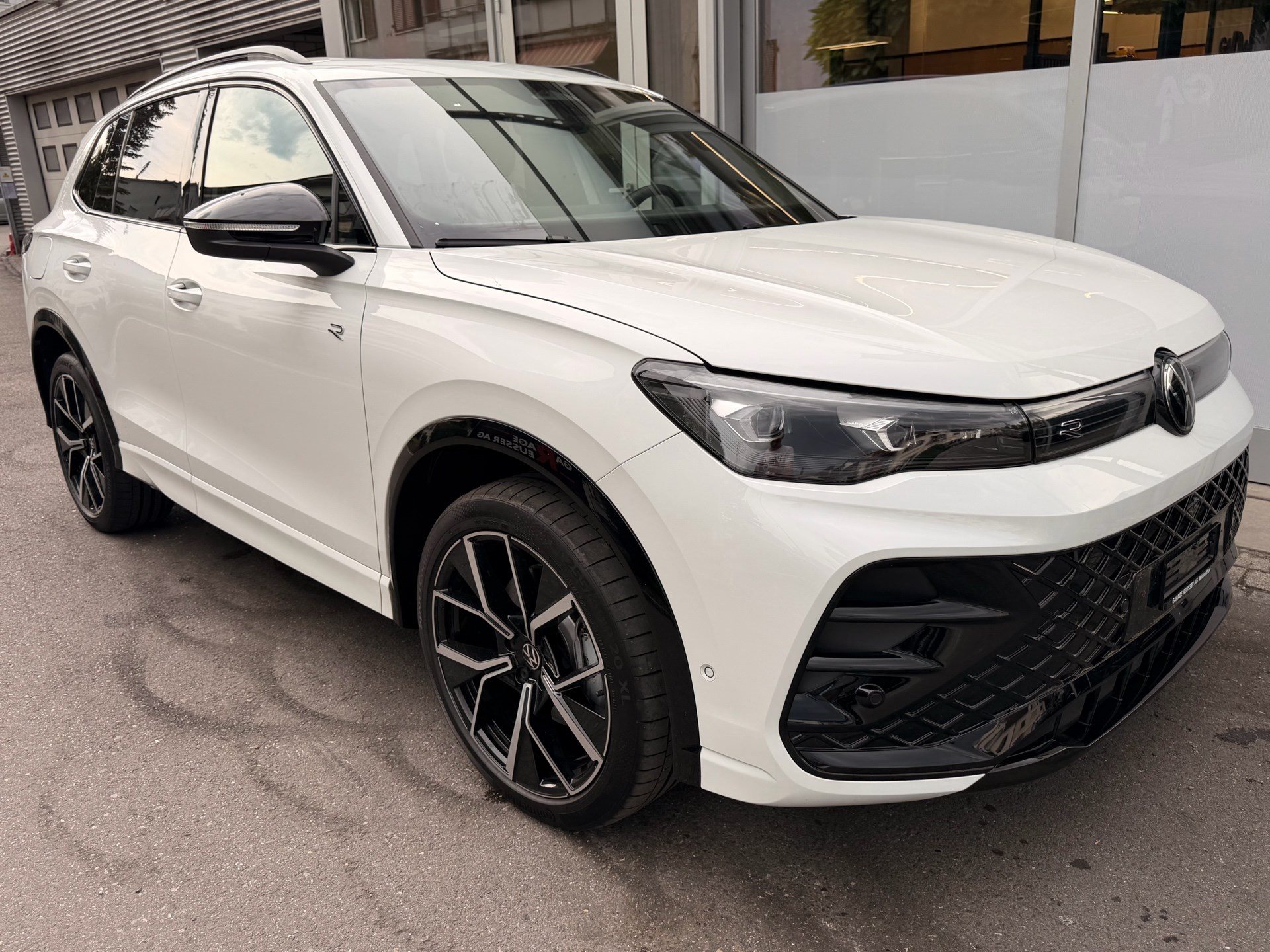 VW Tiguan 2.0 TSI 4MOTION R-LINE *** PANORADACH & ANHÄNGERKUPPLUNG ***-image-2