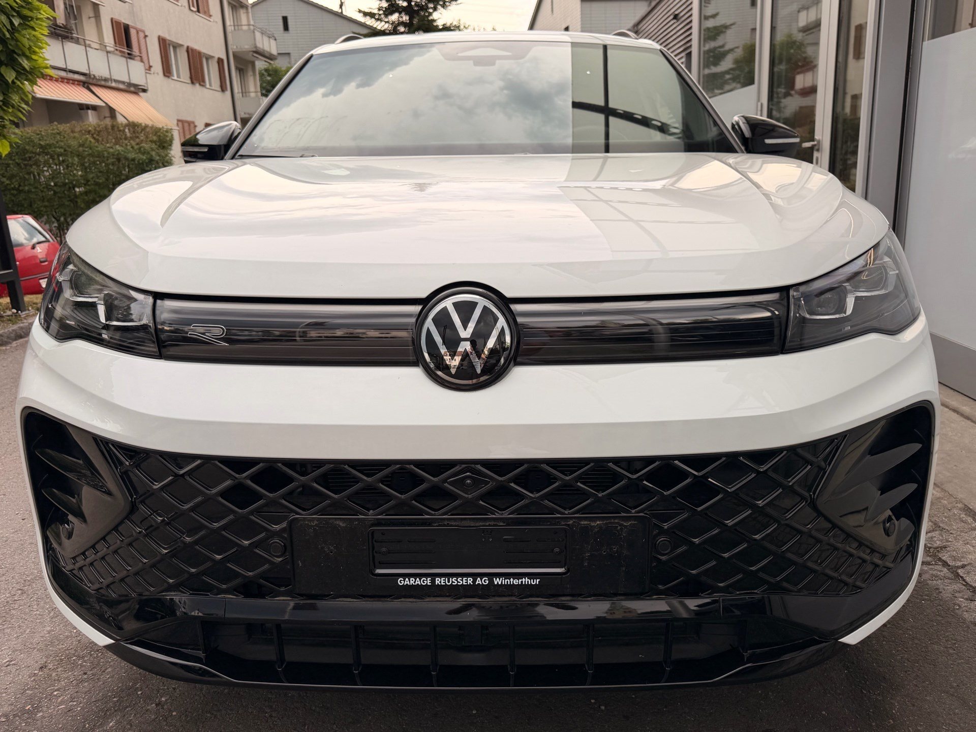 VW Tiguan 2.0 TSI 4MOTION R-LINE *** PANORADACH & ANHÄNGERKUPPLUNG ***-image-1