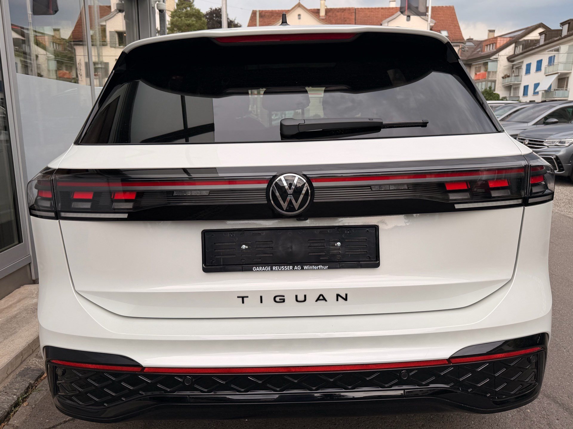 VW Tiguan 2.0 TSI 4MOTION R-LINE *** PANORADACH & ANHÄNGERKUPPLUNG ***-image-4