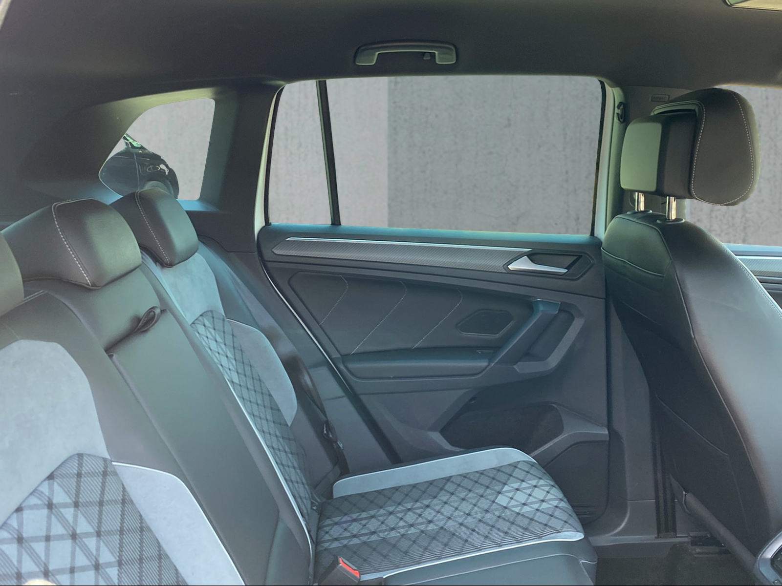 VW Tiguan 2.0TSI R-Line 4Motion DSG-image-2
