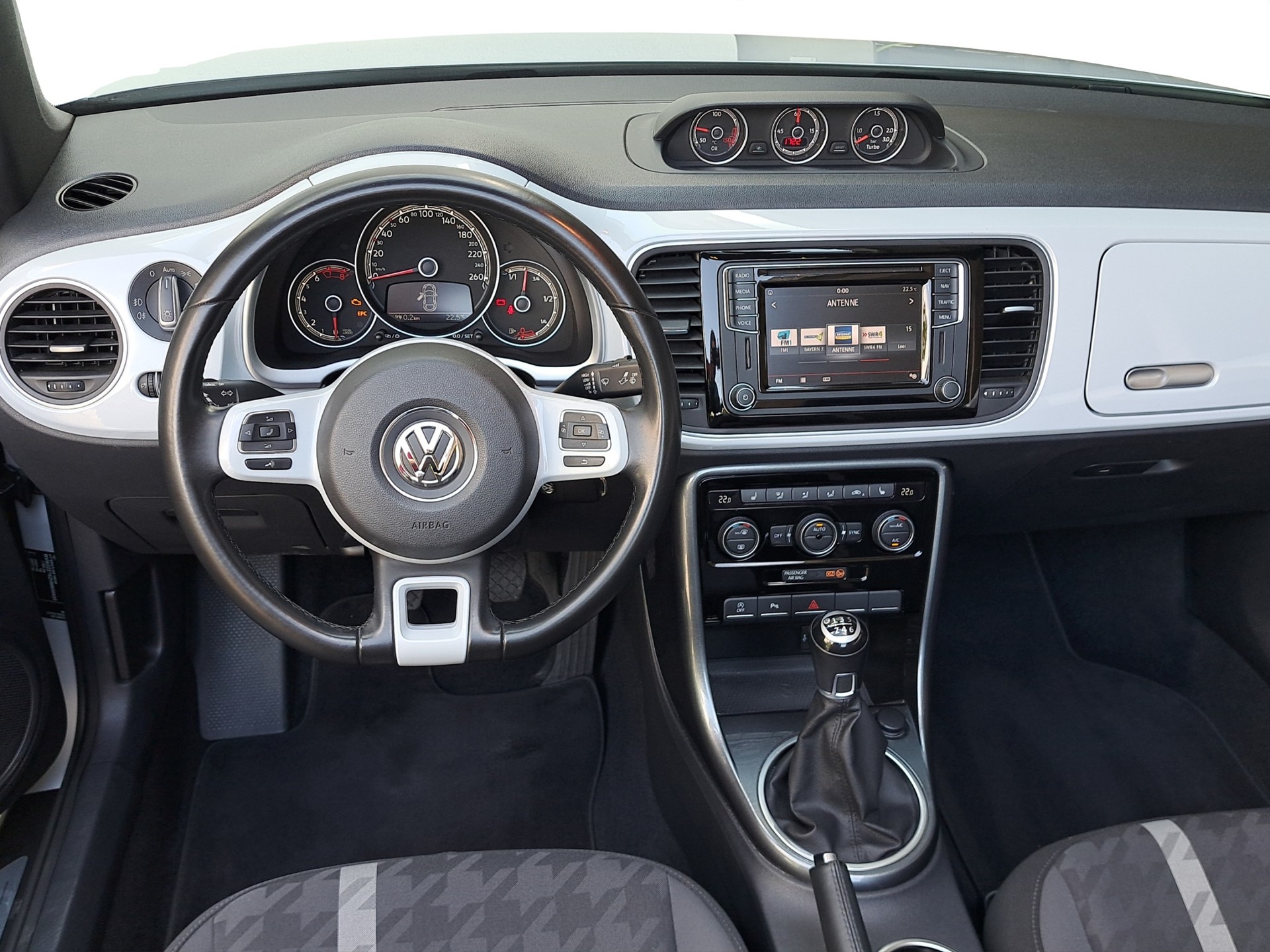 VW Beetle Cabriolet 1.2 TSI BMT-image-9