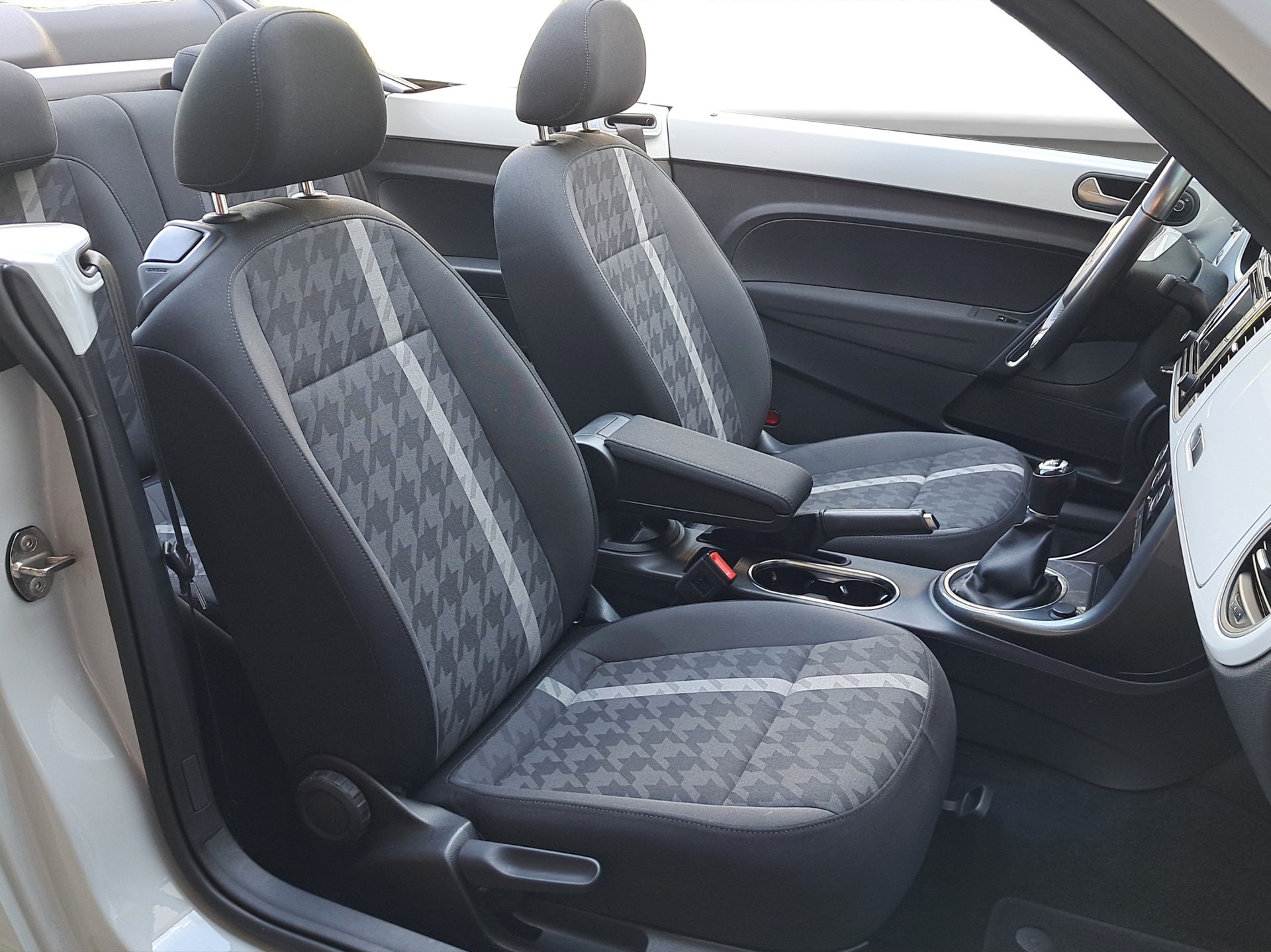 VW Beetle Cabriolet 1.2 TSI BMT-image-11