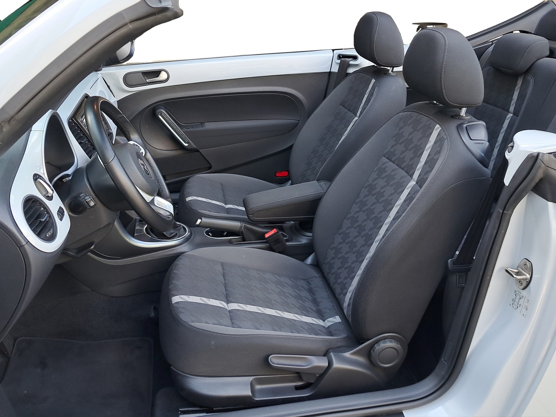 VW Beetle Cabriolet 1.2 TSI BMT-image-7