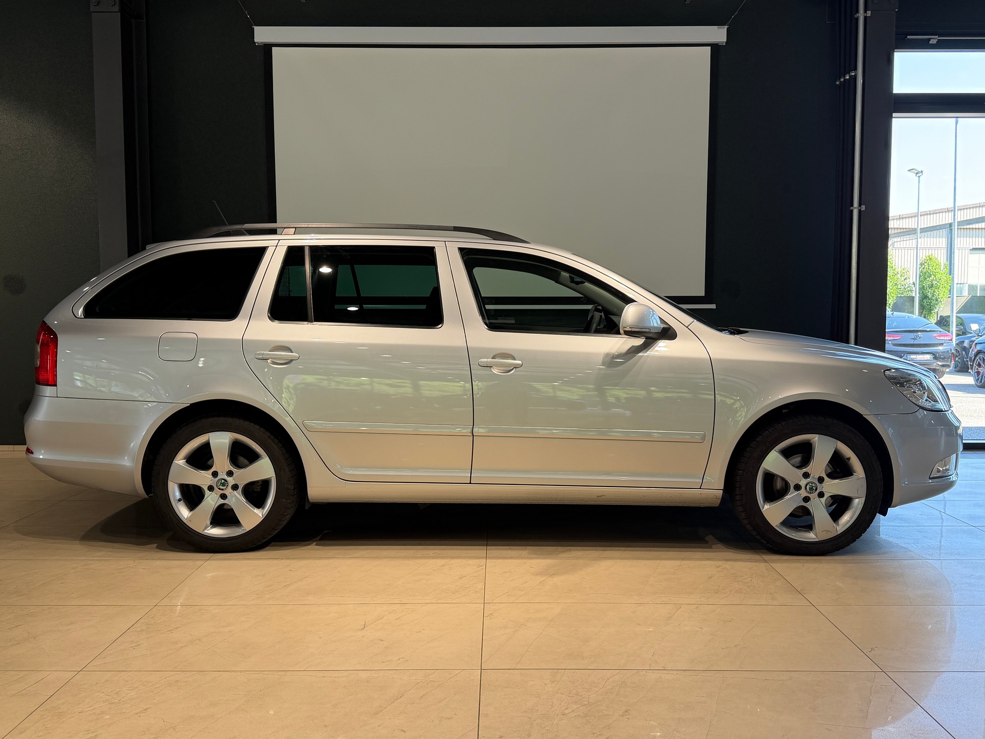 SKODA Octavia Combi 1.6 TDI Ambition DSG-showroom-element-2