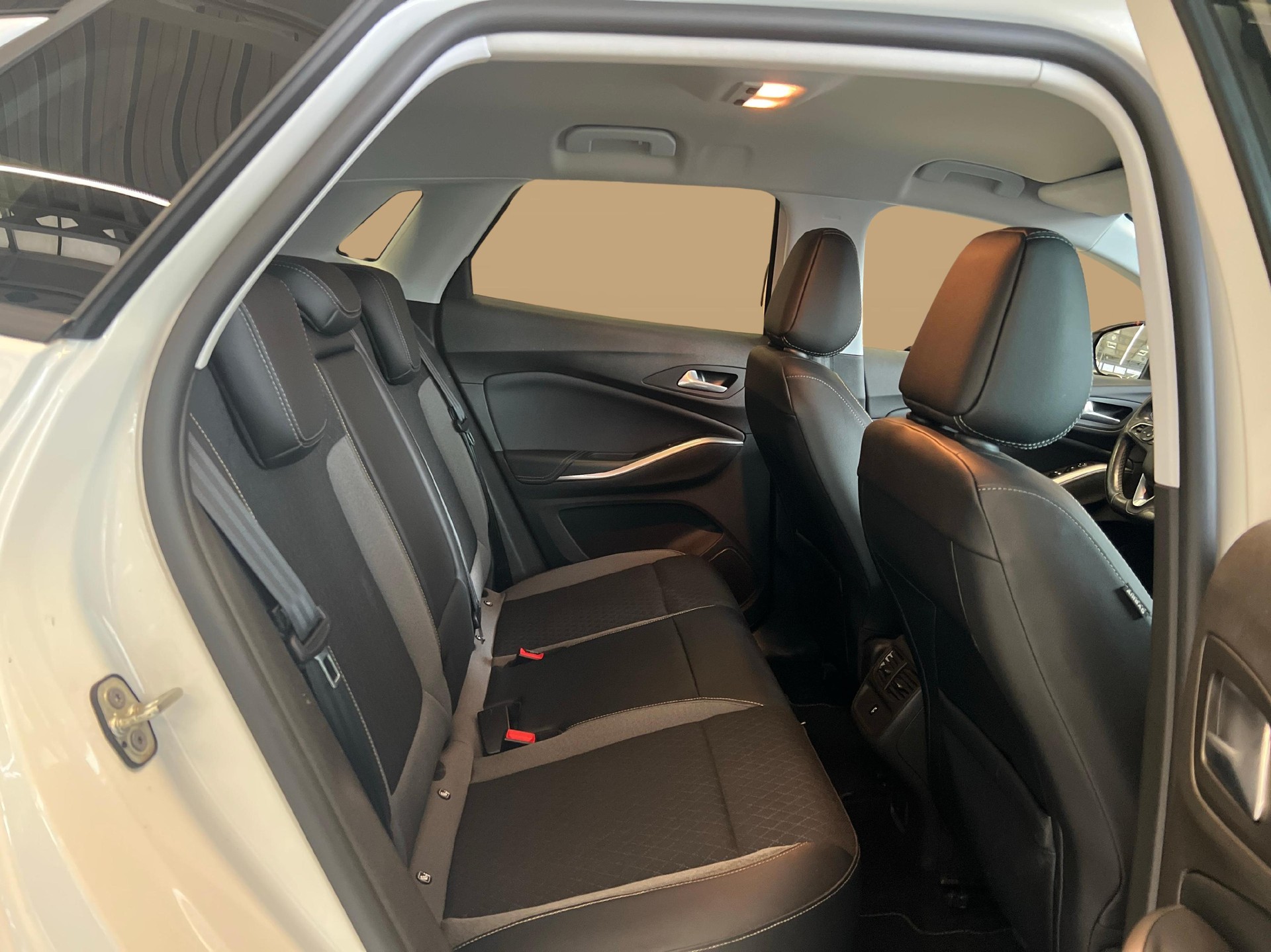 OPEL Grandland 1.6 T PHEV GS Line-image-10