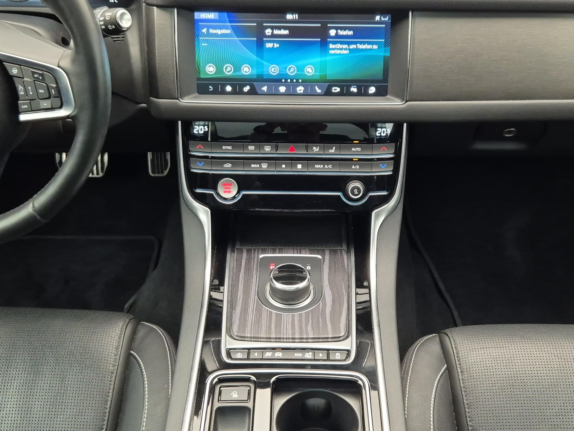 JAGUAR XF Sportbrake 2.0 T Chequered Flag AWD-image-12