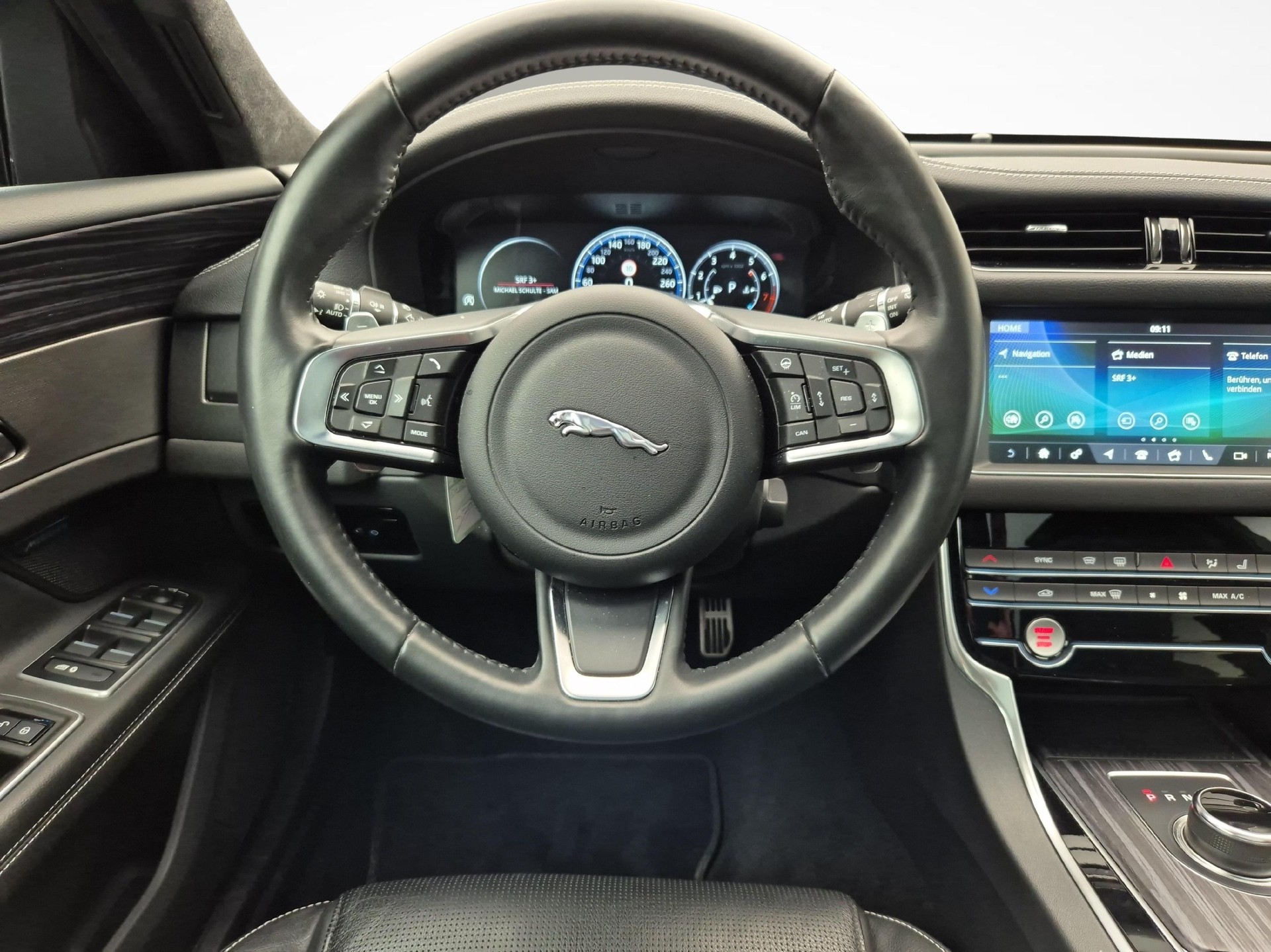 JAGUAR XF Sportbrake 2.0 T Chequered Flag AWD-image-9
