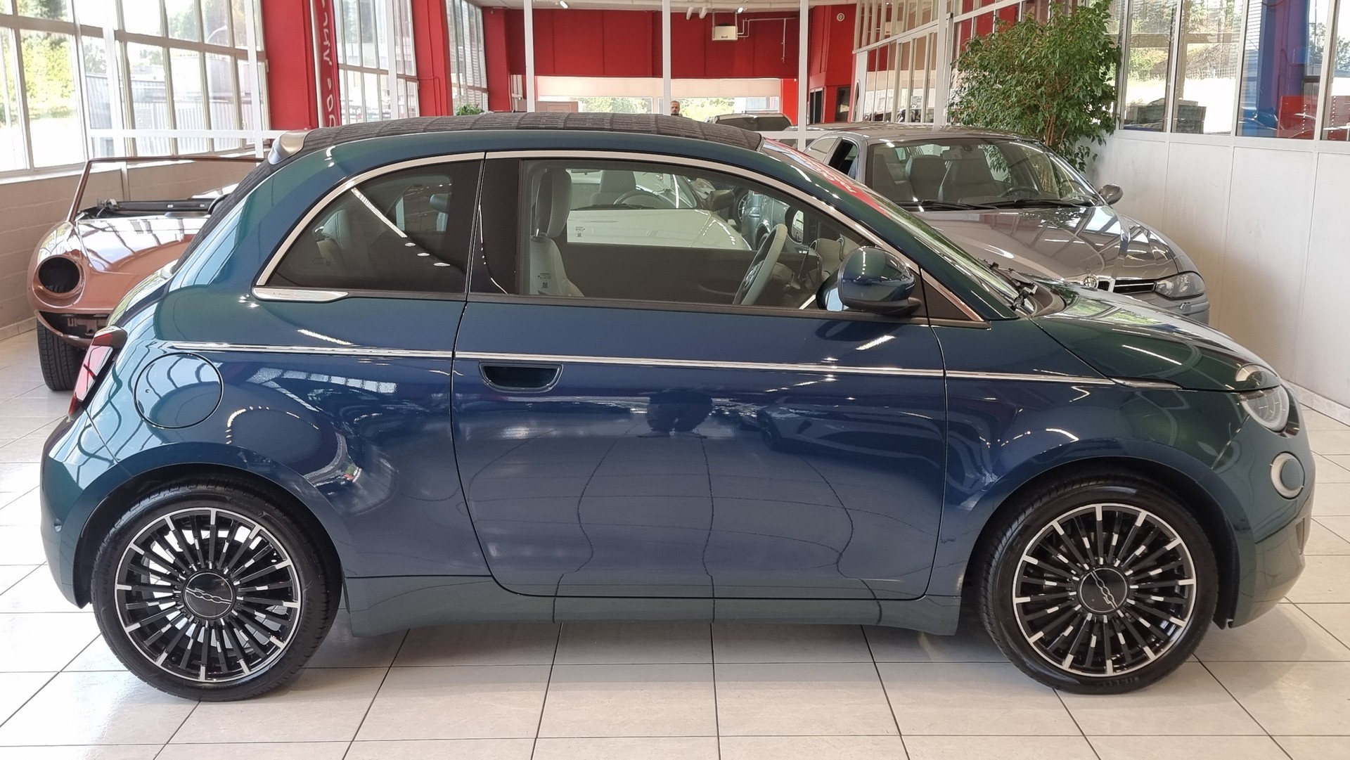FIAT 500 Cabrio La Prima-image-8