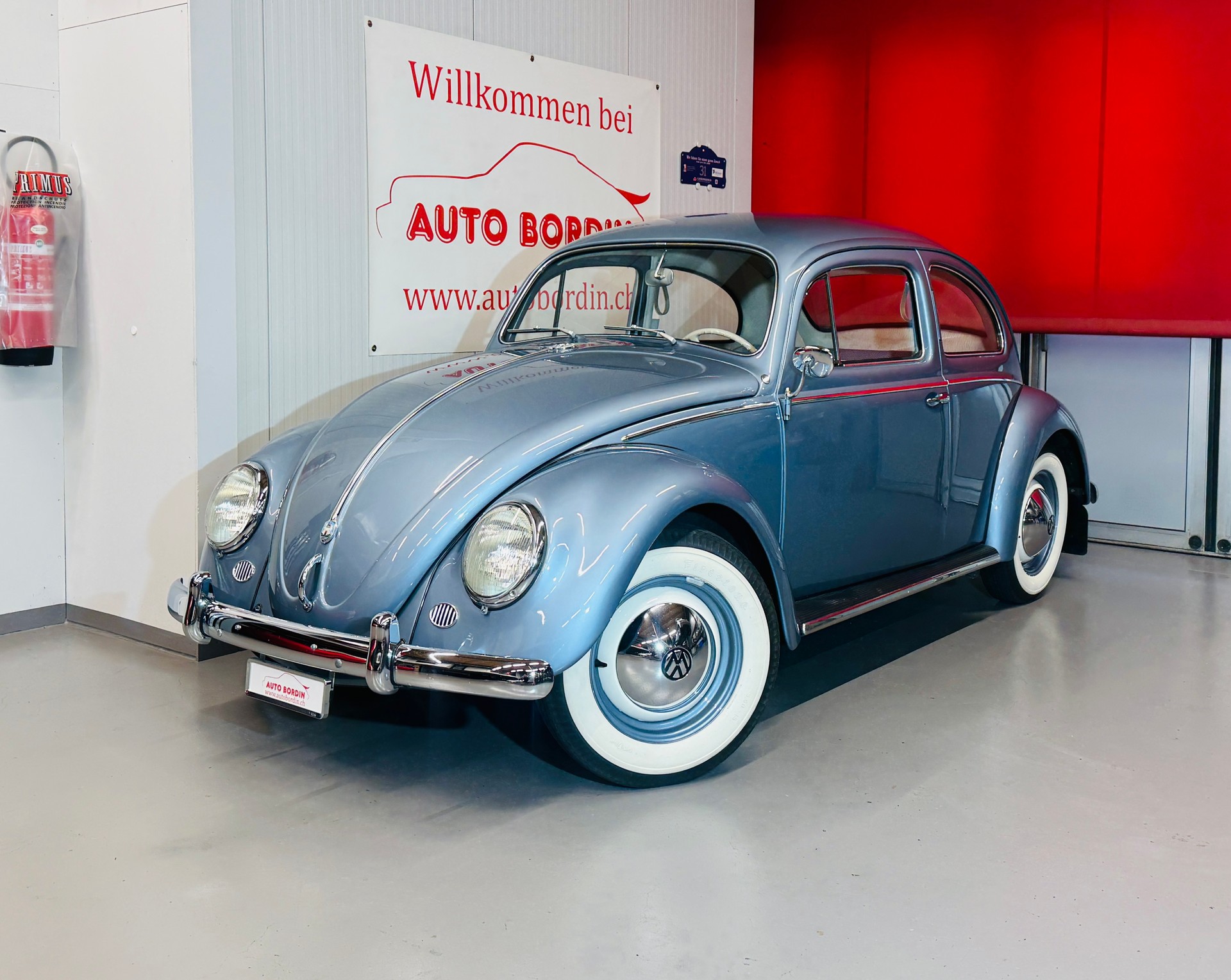 VW Käfer 113 1957 "Zwitter" mit Winker-Blinker & originales Filmauto aus „Der Fall Vera Brühne“ | Deutscher Spielfilm-image-0