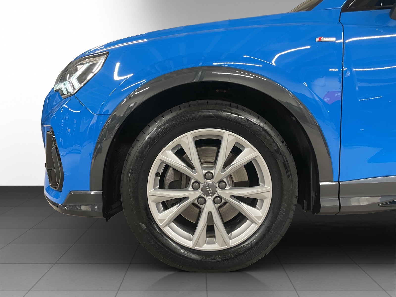 AUDI Q3 40 TFSI S line quattro-image-5