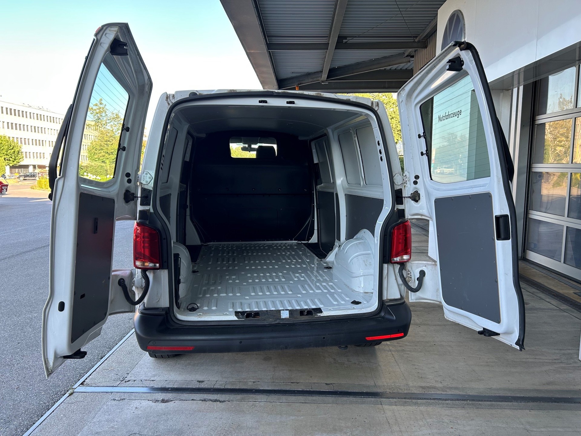 VW T6.1 Transporter Entry 150PS TDI-showroom-element-3
