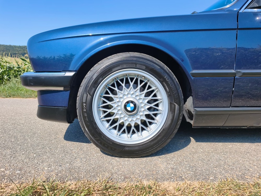 BMW 325i Cabrio-image-14