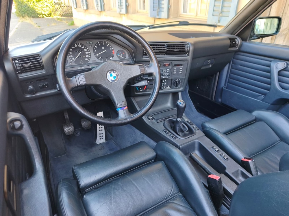 BMW 325i Cabrio-image-10