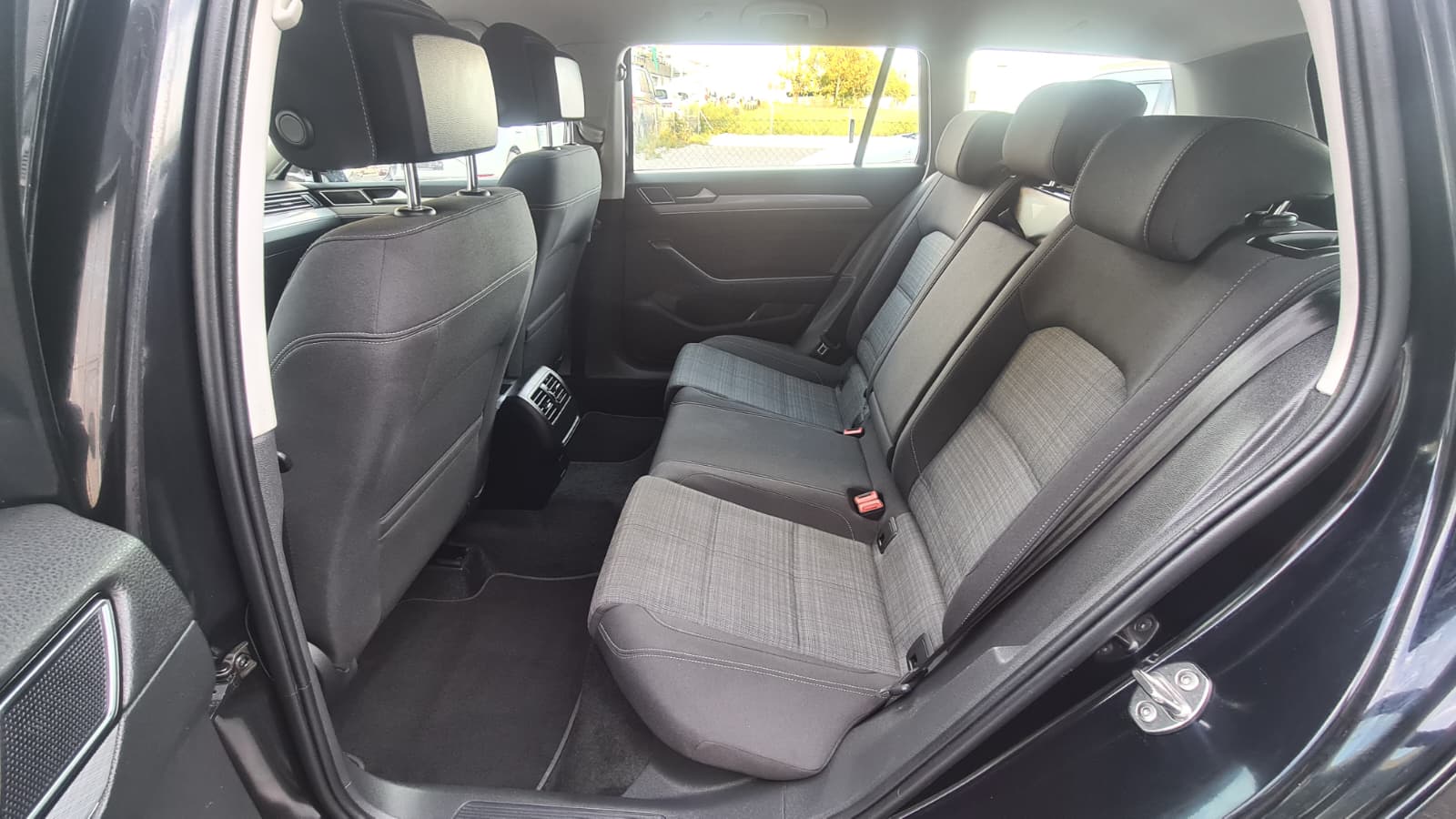 VW Passat 2.0 TDI BMT Business DSG ** Gr-Navi **RF-Kamera ** Sitzheizung ** PDC ** Frisch Ab MFK & Service **-image-18