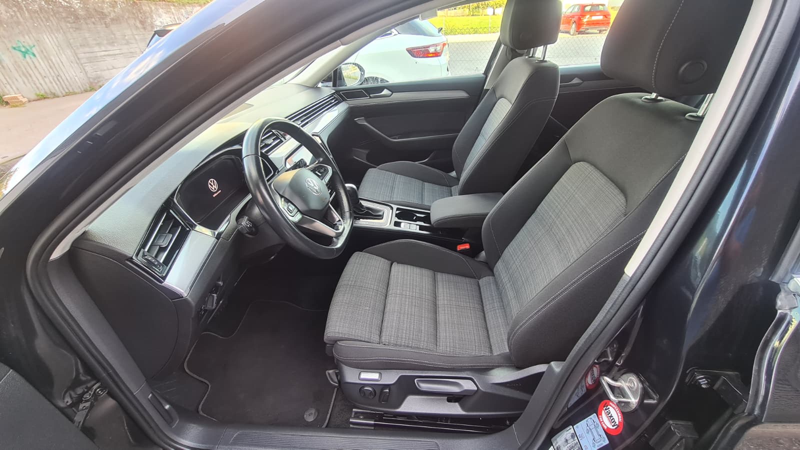 VW Passat 2.0 TDI BMT Business DSG ** Gr-Navi **RF-Kamera ** Sitzheizung ** PDC ** Frisch Ab MFK & Service **-image-17