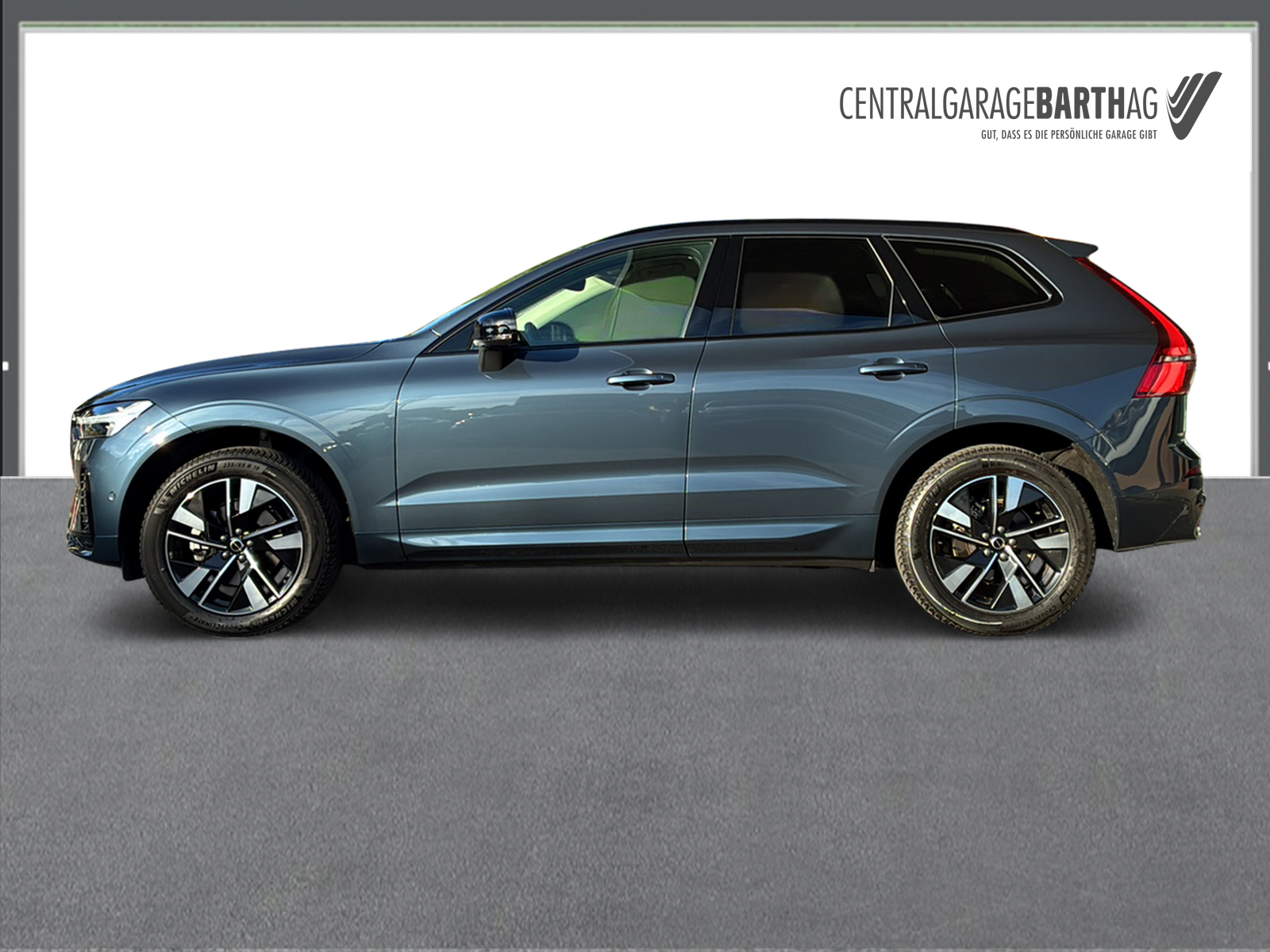 VOLVO XC60 2.0 B5 MH Plus Dark AWD-image-3