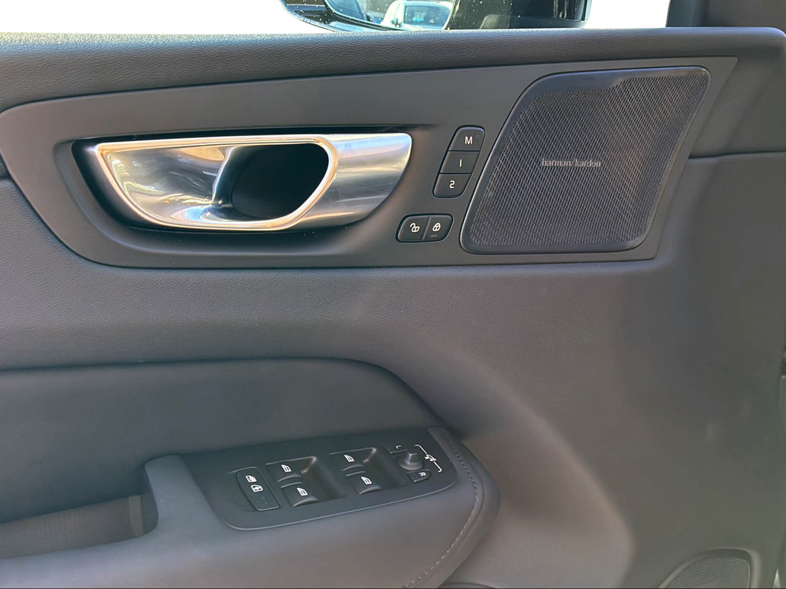 VOLVO XC60 2.0 B5 MH Plus Dark AWD-image-11