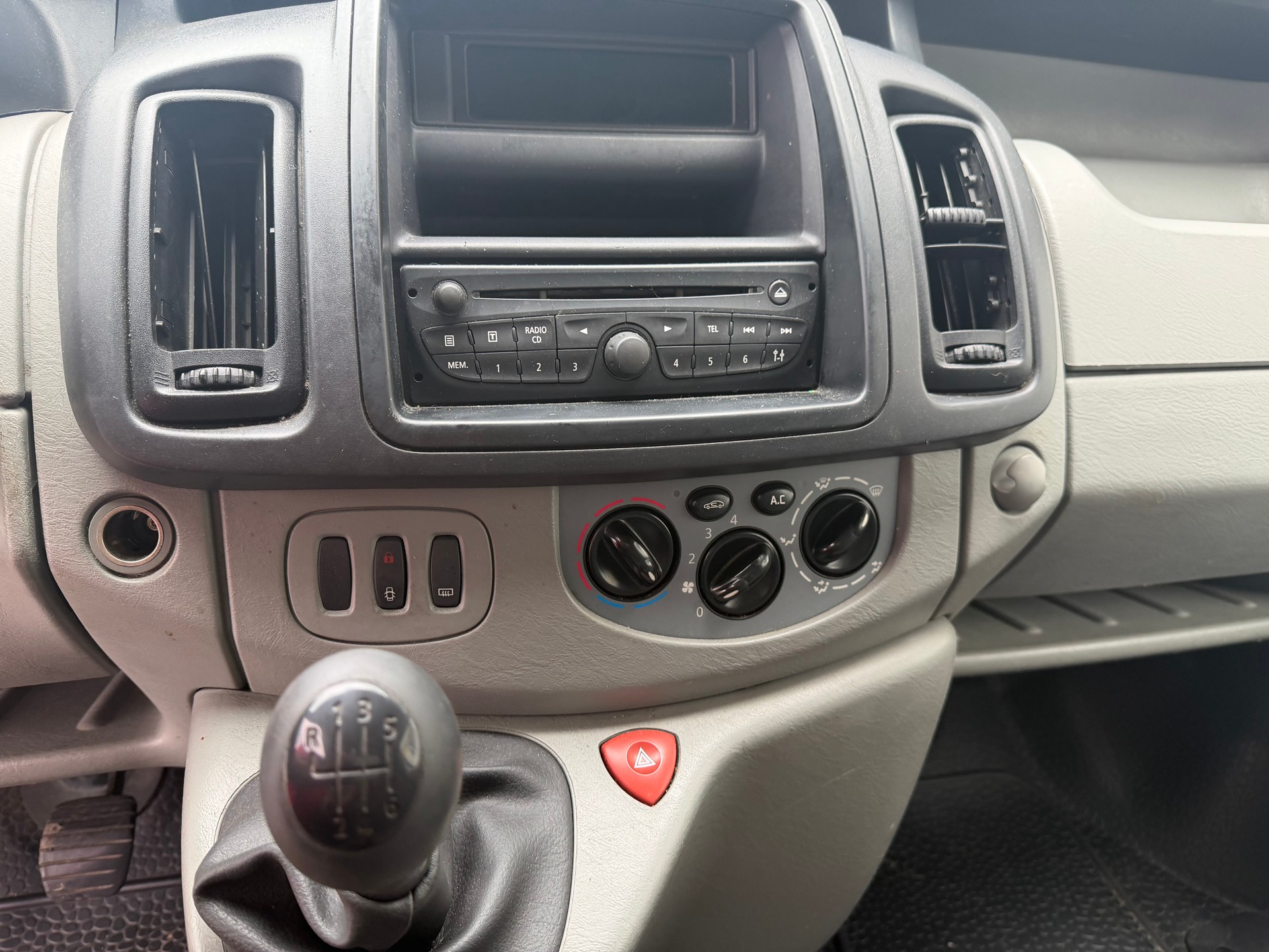 RENAULT Trafic 2.0 dCi 115 2.9t L1H1-image-8