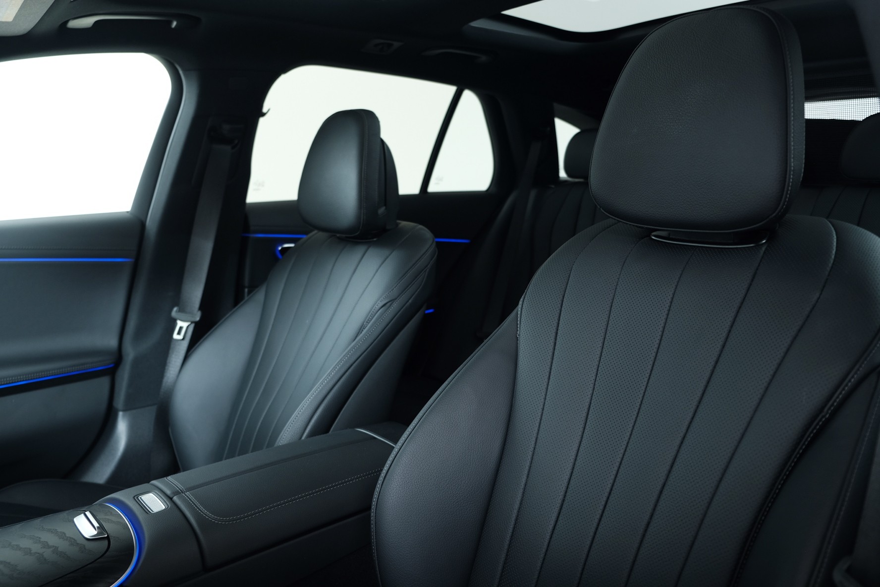 MERCEDES-BENZ E 200 AMG Line 4matic S214 T-image-9