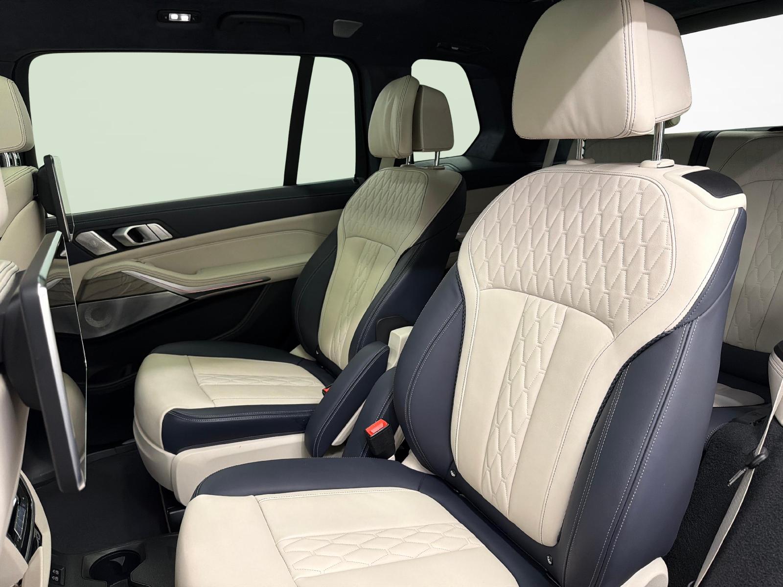 BMW X7 M50i-image-11