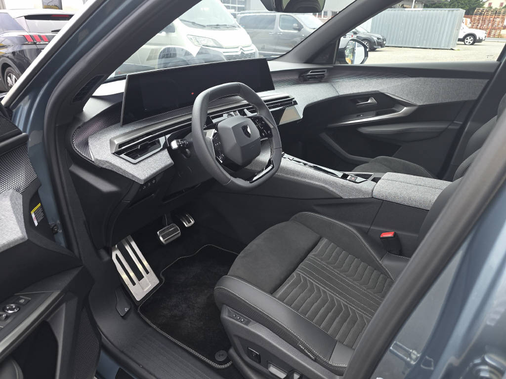 PEUGEOT 5008 1.6 PHEV 225 GT Exclusive-image-4