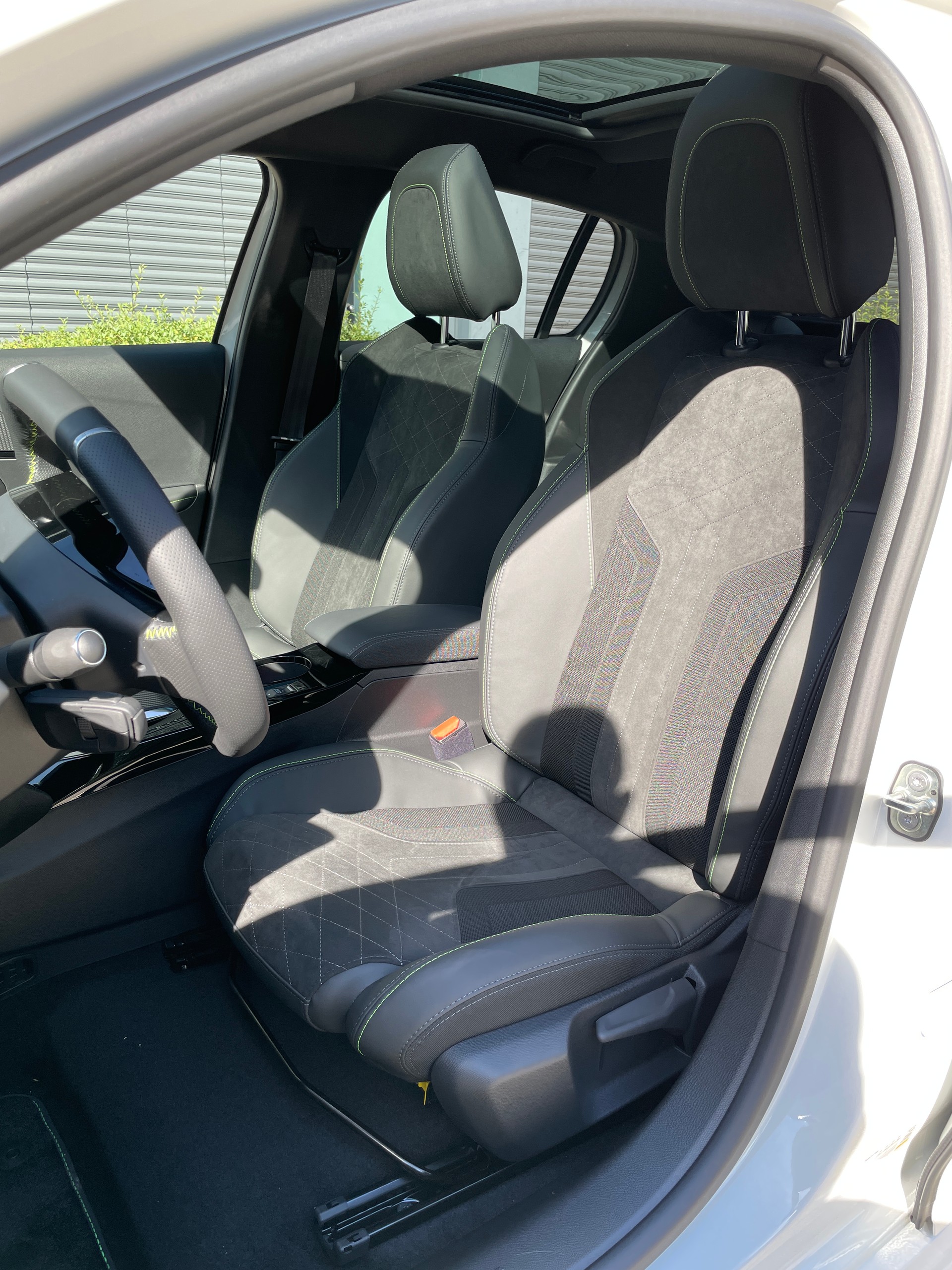 PEUGEOT 208 Elektrik GT Pack 3 Phasen Vollausstattung-image-12