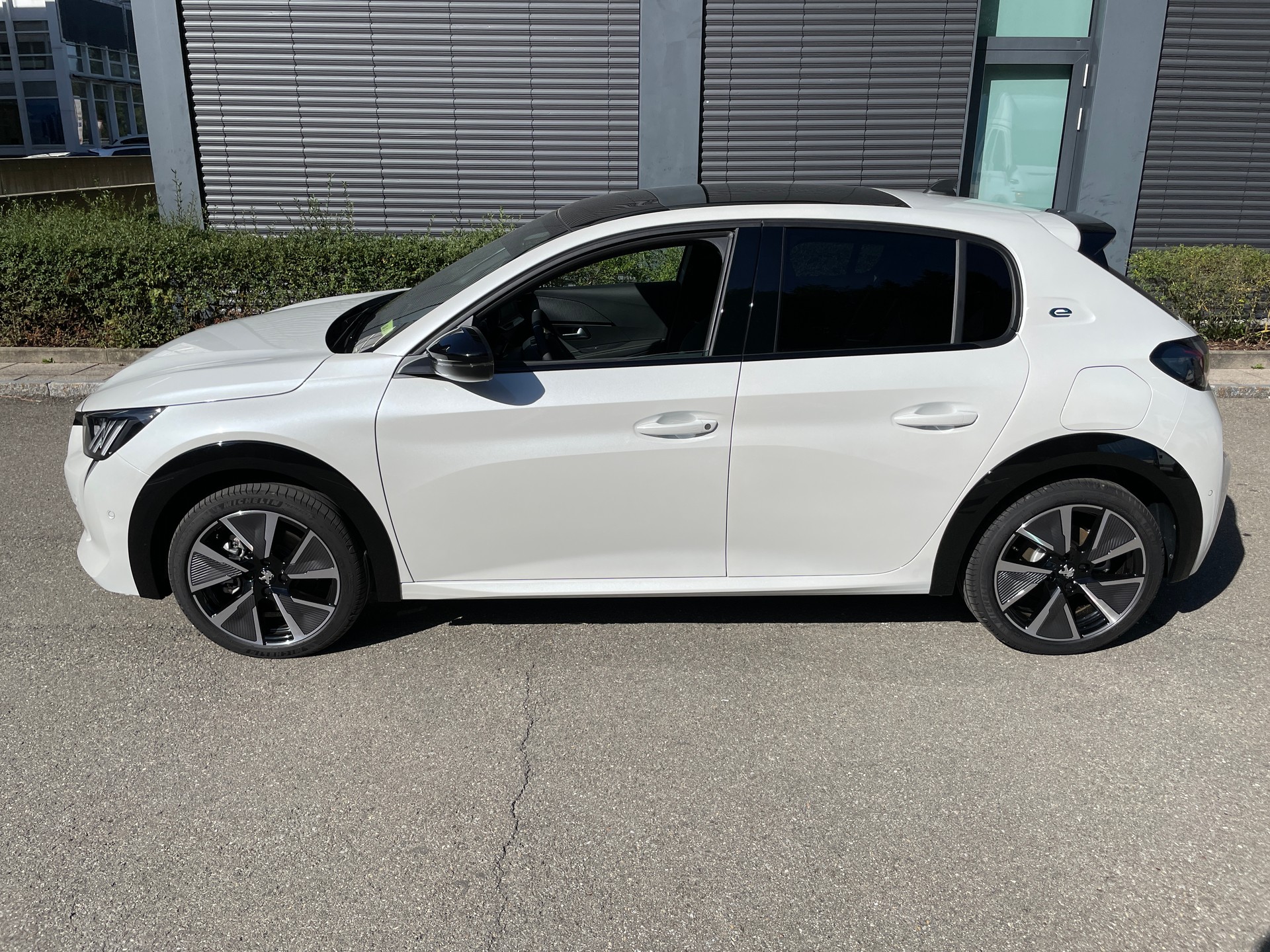 PEUGEOT 208 Elektrik GT Pack 3 Phasen Vollausstattung-image-1