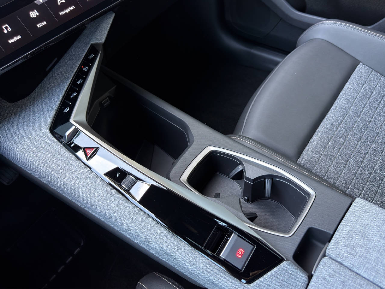 PEUGEOT 3008 e-Allure Premium AWD-image-7