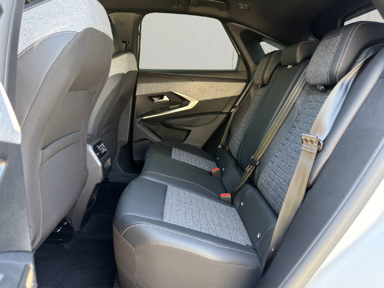 PEUGEOT 3008 e-Allure Premium AWD-image-9