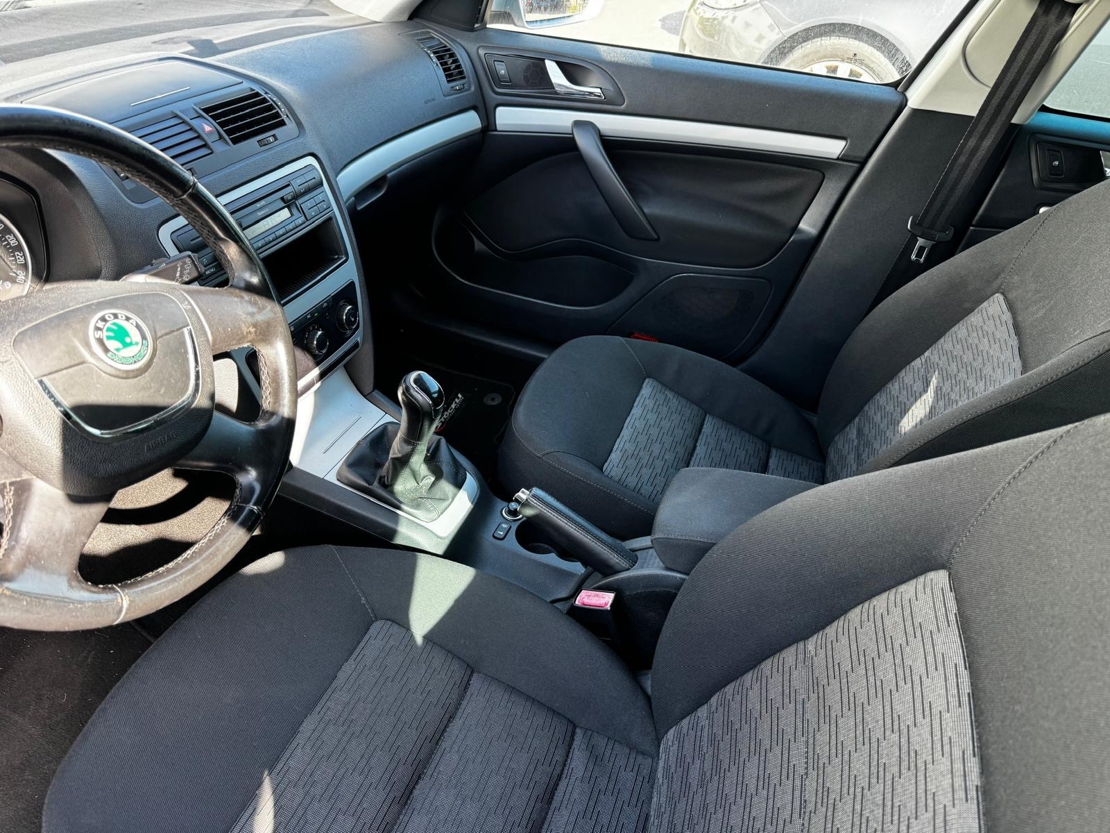 SKODA Octavia Combi 1.8 TSI Laurin & Klement 4x4-image-8
