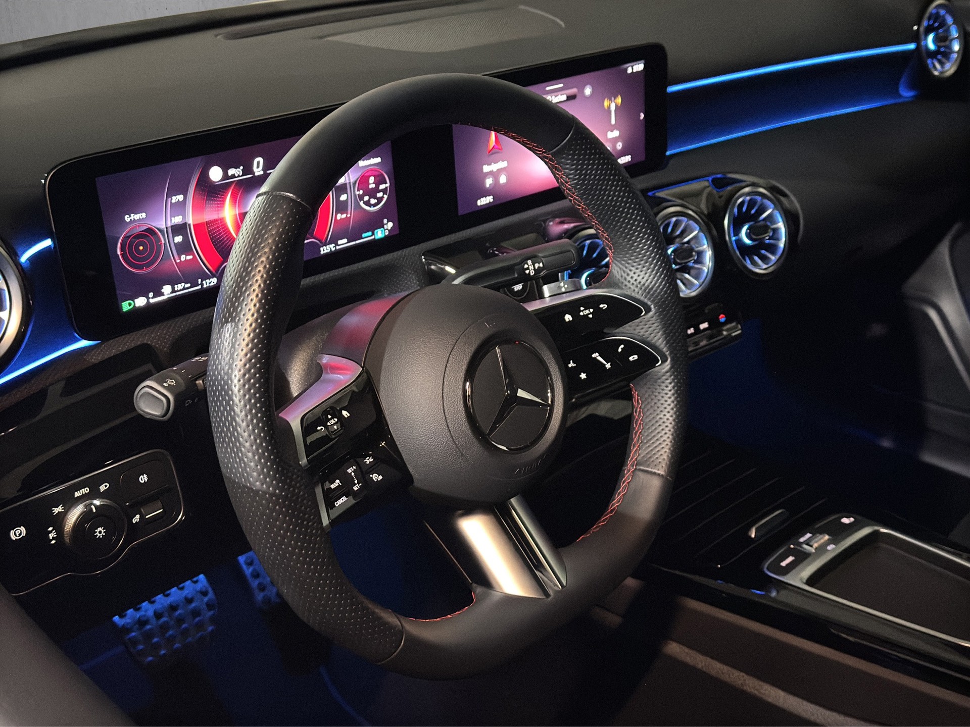 MERCEDES-BENZ A 200 7G-DCT "Panoramaschiebedach-RF.-Kamera-Navi"-image-13