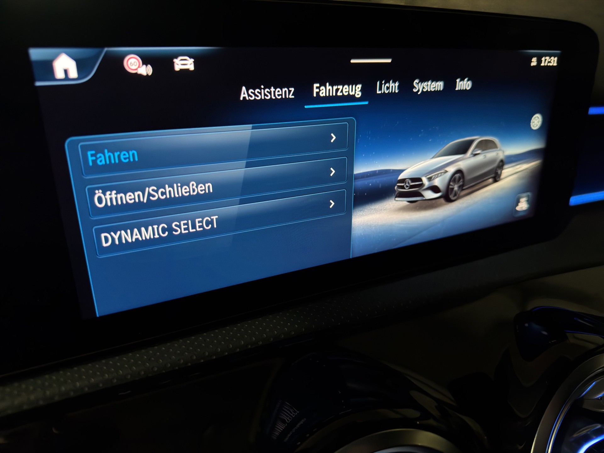 MERCEDES-BENZ A 200 7G-DCT "Panoramaschiebedach-RF.-Kamera-Navi"-image-19