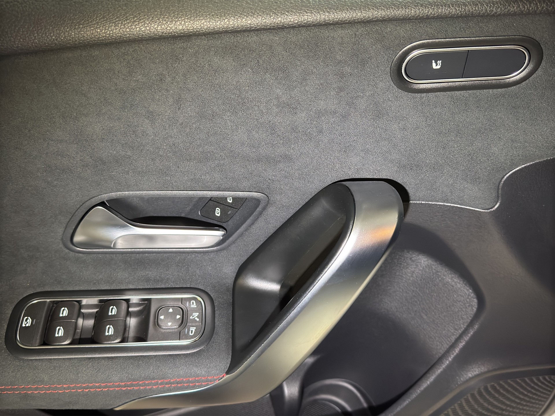 MERCEDES-BENZ A 200 7G-DCT "Panoramaschiebedach-RF.-Kamera-Navi"-image-9