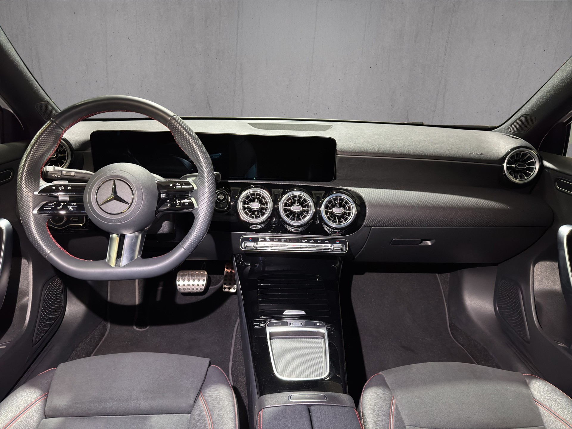 MERCEDES-BENZ A 200 7G-DCT "Panoramaschiebedach-RF.-Kamera-Navi"-image-11