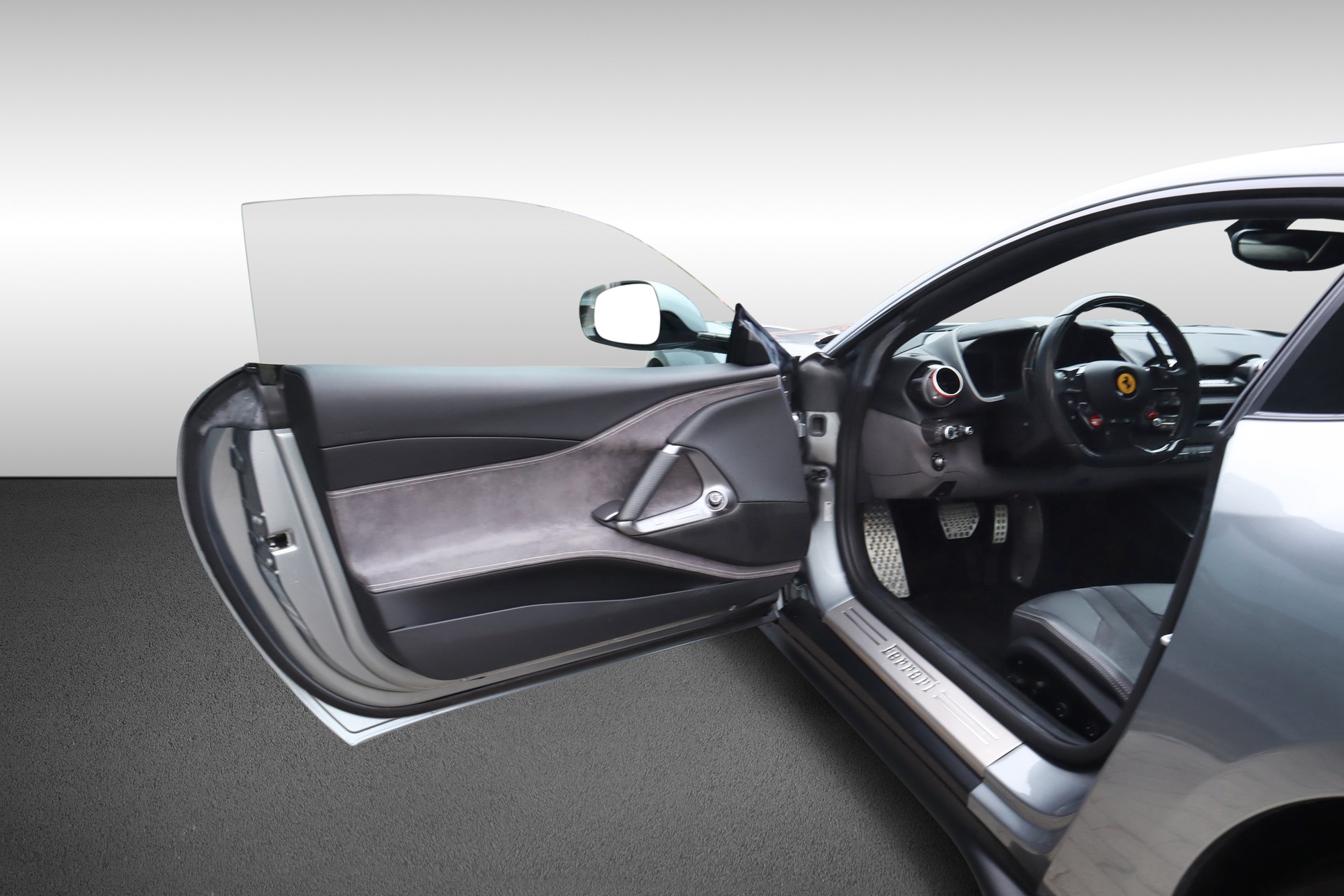 FERRARI 812 Superfast-image-9