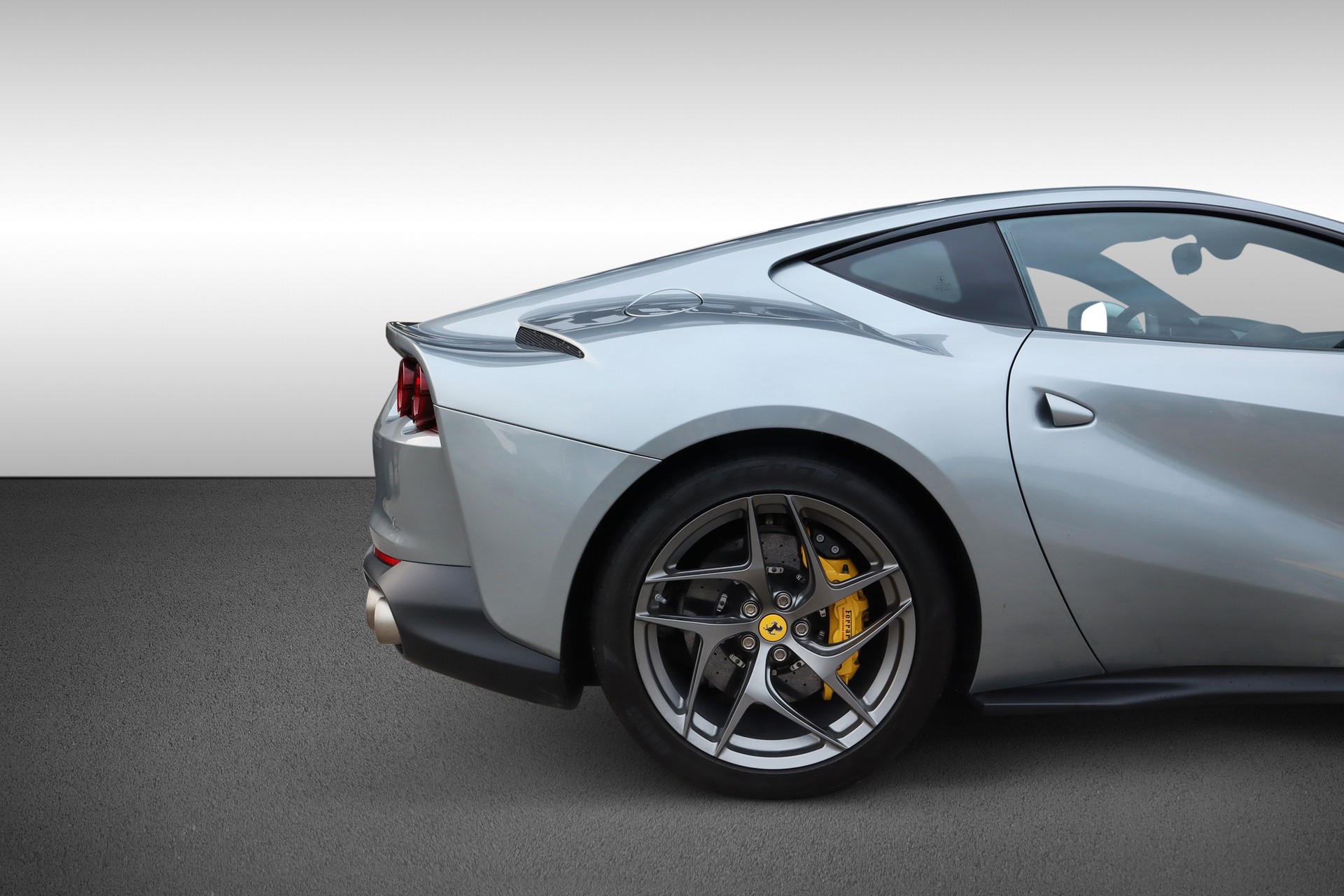 FERRARI 812 Superfast-image-8
