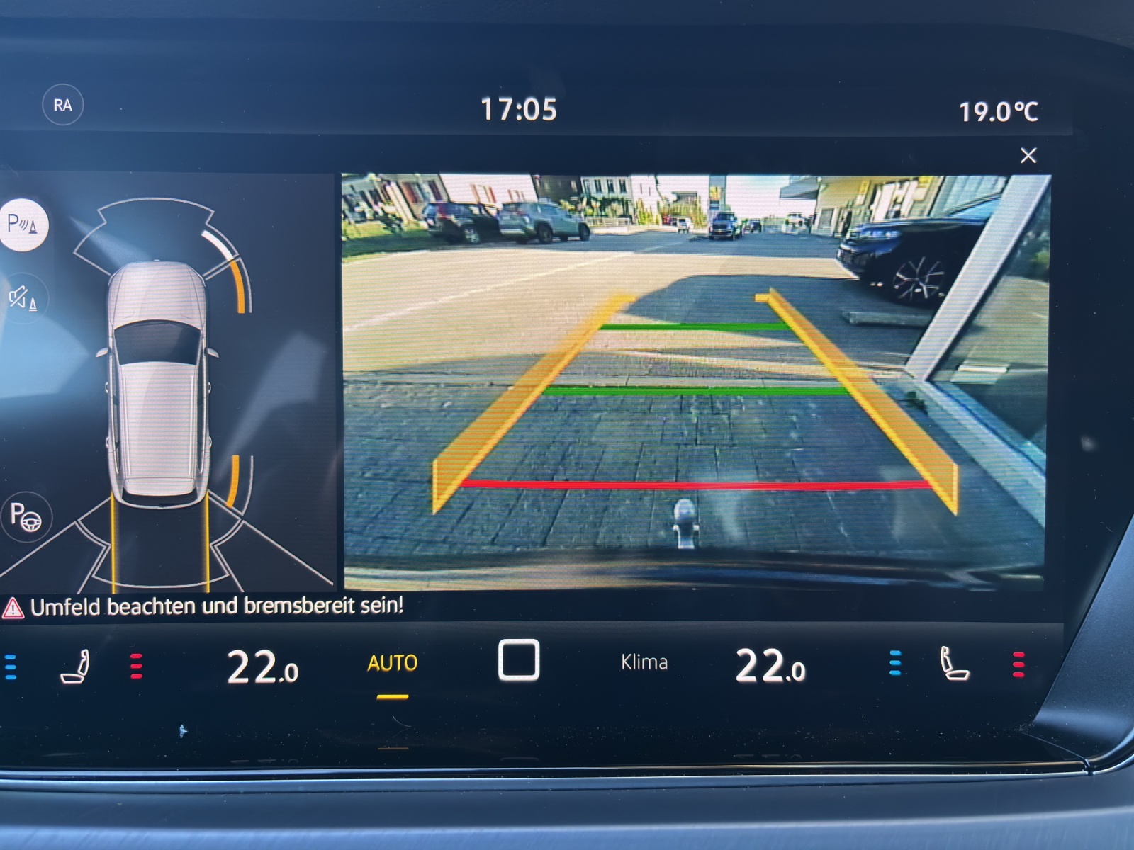 VW New Touareg 3.0 TDI R-Line Tiptronic mit AHK, Luftfahrwek, Allradlenkung & Winterräder-image-24