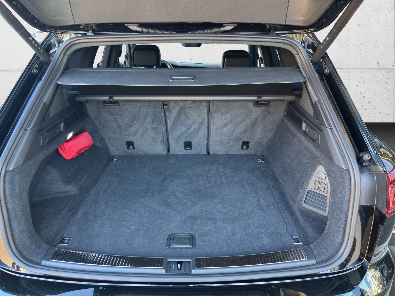 VW New Touareg 3.0 TDI R-Line Tiptronic mit AHK, Luftfahrwek, Allradlenkung & Winterräder-image-7