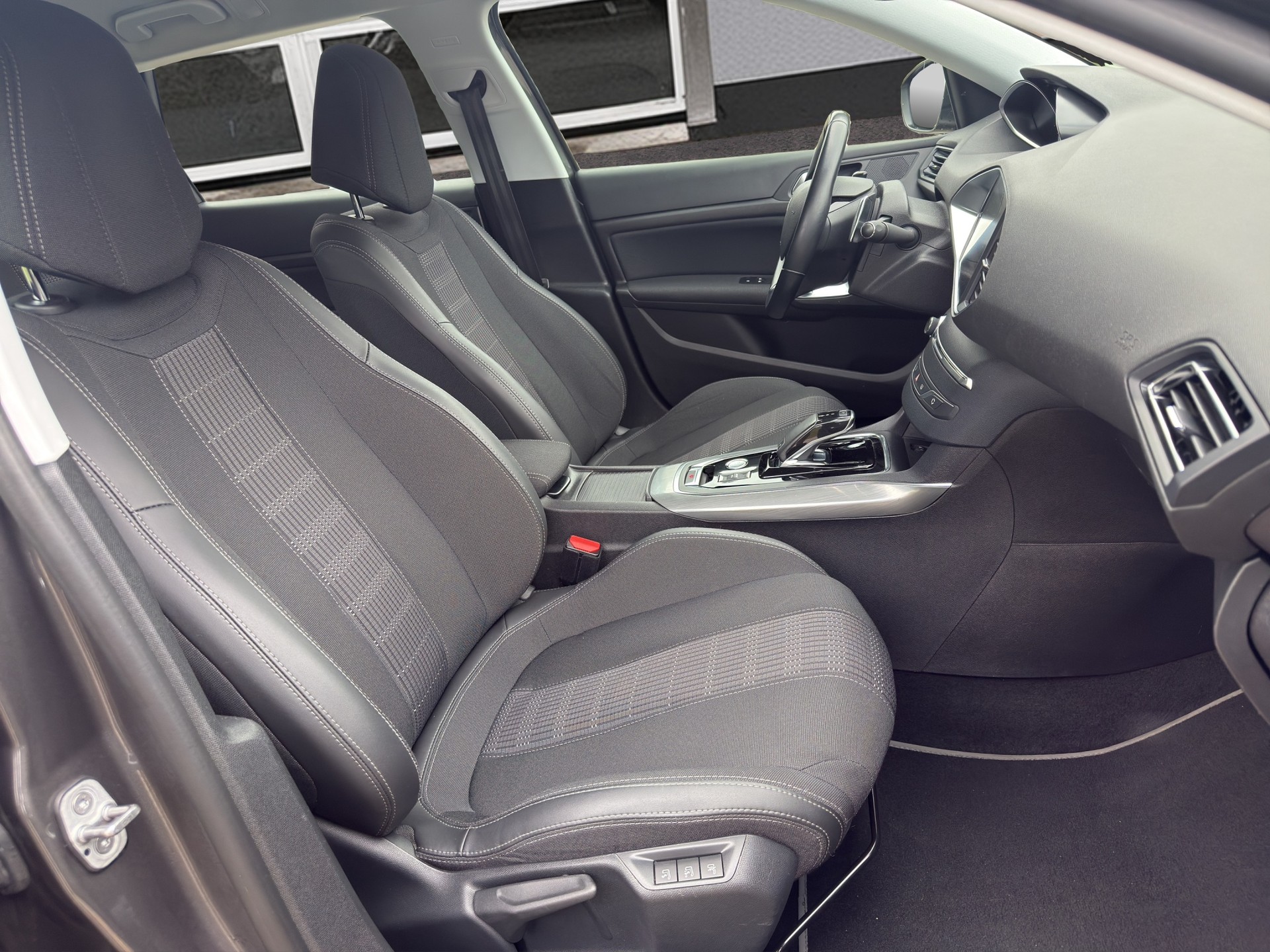 PEUGEOT 308 SW 1.2 Pure Tech Allure EAT8-image-14