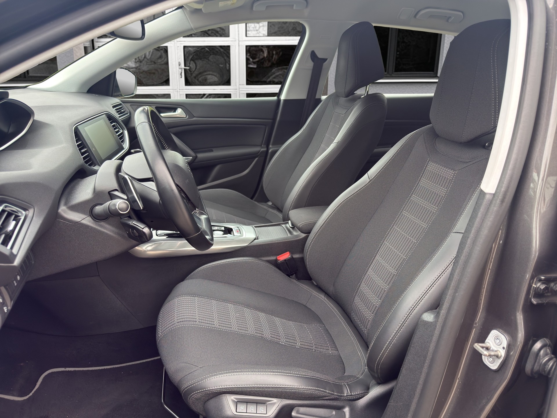 PEUGEOT 308 SW 1.2 Pure Tech Allure EAT8-image-13