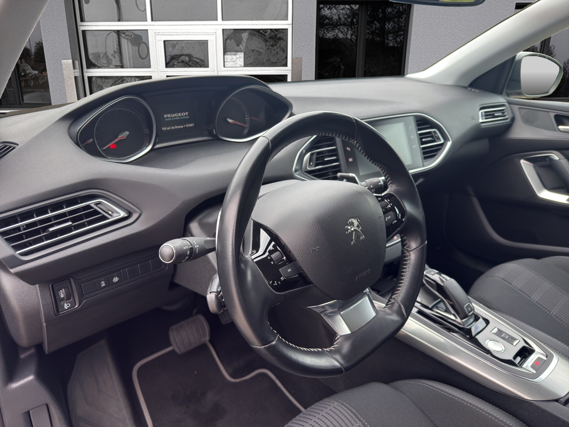 PEUGEOT 308 SW 1.2 Pure Tech Allure EAT8-image-12